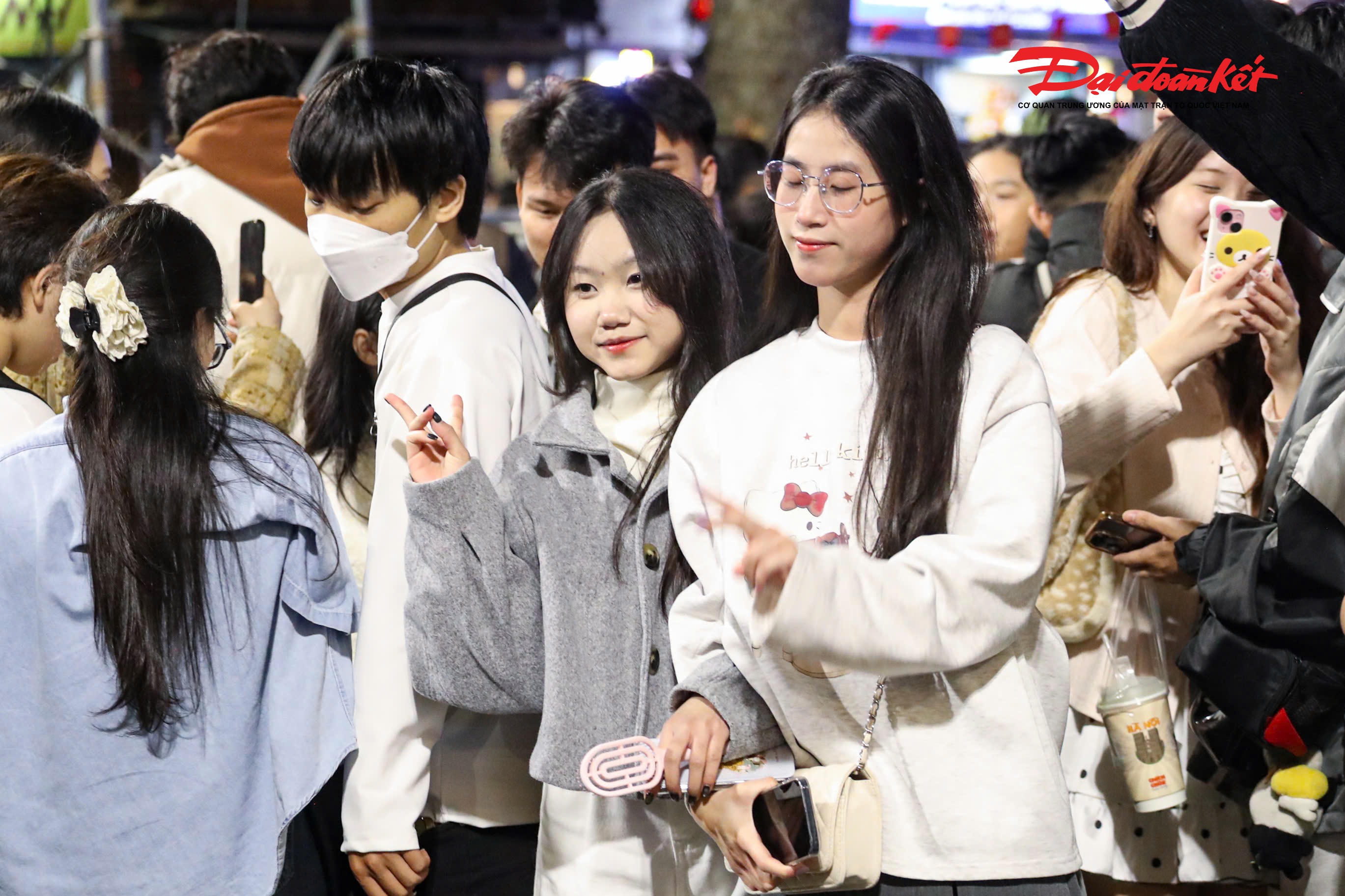 Nhiều bạn trẻ cùng nhau chụp ảnh, check- in lưu giữ khoảnh khắc đáng nhớ trong đêm Noel.