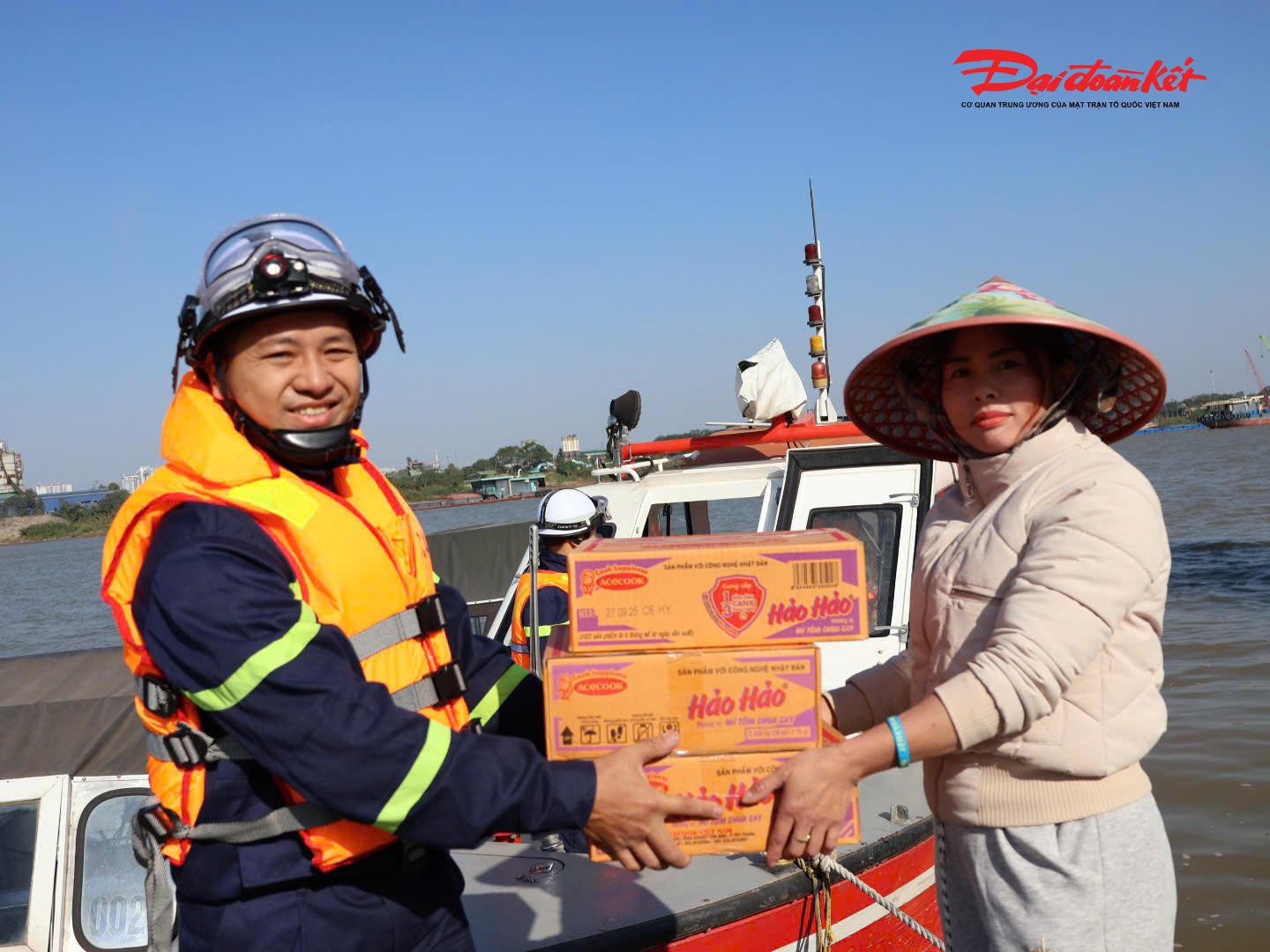 Đánh giá về ý nghĩa của hoạt động, ông Trần Duy Thái, chuyên viên Cảng vụ Hà Nội khẳng định, những việc làm cụ thể, thiết thực của lực lượng Công an Hà Nội không chỉ góp phần bảo đảm an toàn giao thông đường thủy, giữ gìn an ninh trật tự trên tuyến sông Hồng mà còn mang ý nghĩa nhân văn sâu sắc, thể hiện rõ tinh thần “gần dân, vì nhân dân phục vụ”.