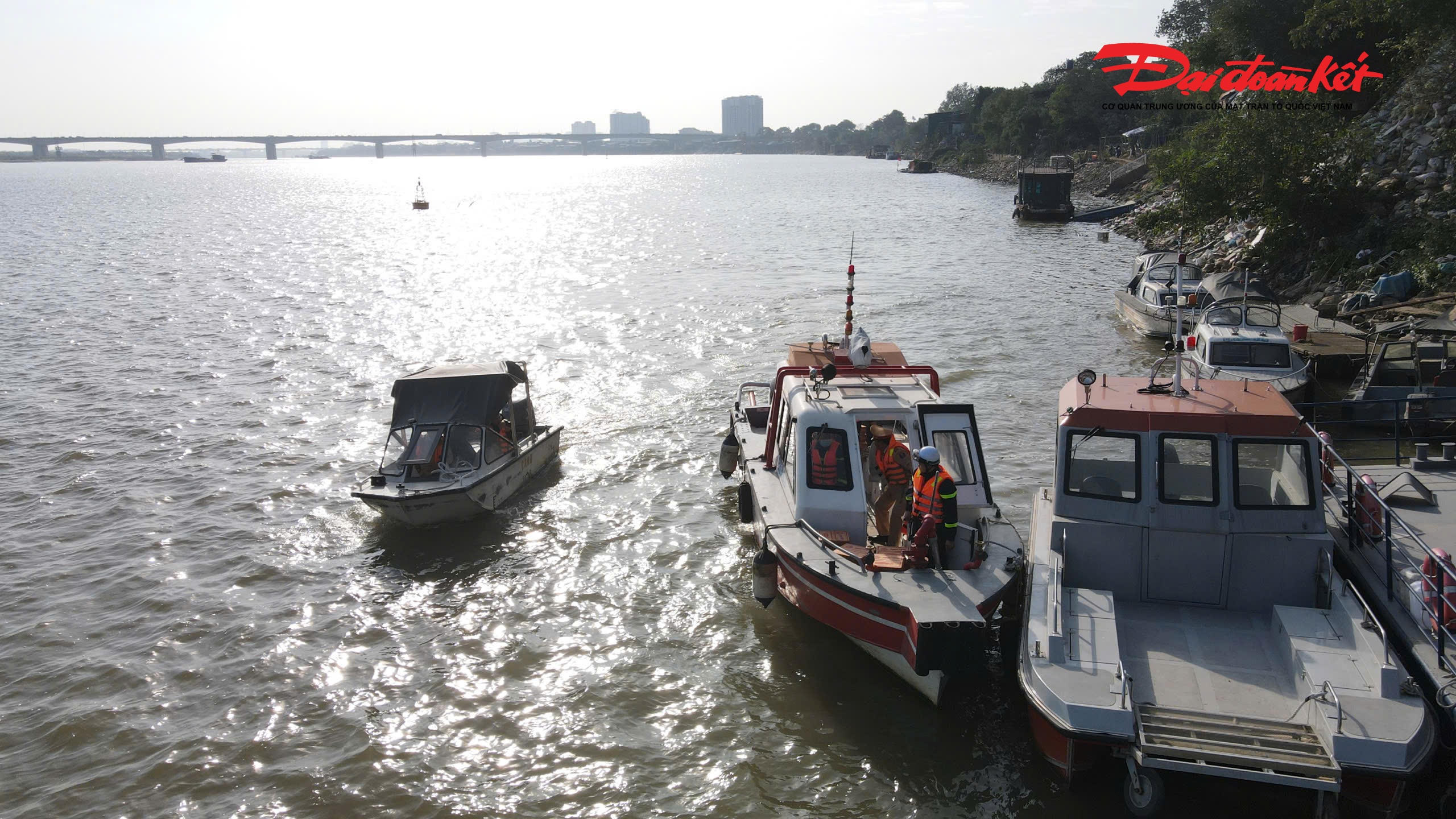 Với đặc thù địa hình sông nước, khu vực xóm vạn chài tiềm ẩn nhiều yếu tố phức tạp về an ninh trật tự. Từ tình trạng khai thác cát trái phép đến nguy cơ phát sinh tệ nạn xã hội, các đối tượng vi phạm thường lợi dụng địa hình hiểm trở, sông ngòi chằng chịt để hoạt động. Chính vì vậy, các lực lượng Công an thành phố luôn chú trọng kết hợp chặt chẽ giữa công tác quản lý địa bàn với tuyên truyền pháp luật, vận động quần chúng, xây dựng mối quan hệ gần dân, sát dân theo tinh thần phong trào thi đua “Ba nhất”.