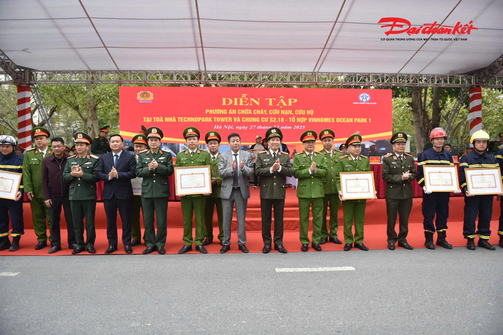 Theo ông Tuấn, lực lượng cảnh sát phòng cháy, chữa cháy và cứu nạn, cứu hộ, Công an thành phố Hà Nội đã phối hợp với các lực lượng trực tiếp tham gia cứu chữa 672 vụ cháy, kịp thời cứu được 138 người và tổ chức hướng dẫn thoát nạn an toàn cho hàng trăm người bị mắc kẹt trong các đám cháy.