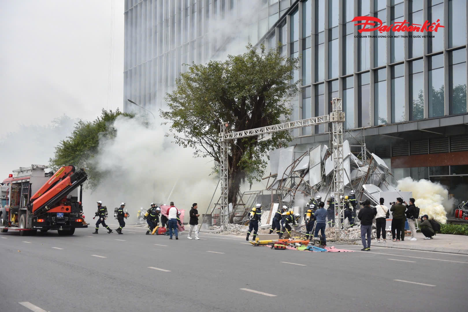 Đám cháy nhanh chóng lan lên tầng 2, khói và khí độc bao trùm nhiều tầng, khiến hàng nghìn người trong tòa nhà hoảng loạn tìm cách thoát nạn; hệ thống báo cháy được kích hoạt.