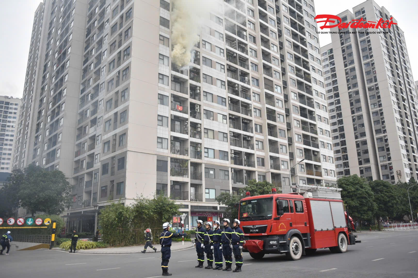 Tại buổi diễn tập, có 8 tình huống cháy, nổ, tai nạn... xảy ra liên tiếp, đồng thời, đám cháy phát triển nhanh và có hàng trăm người bị mắc kẹt cần được cứu nạn.