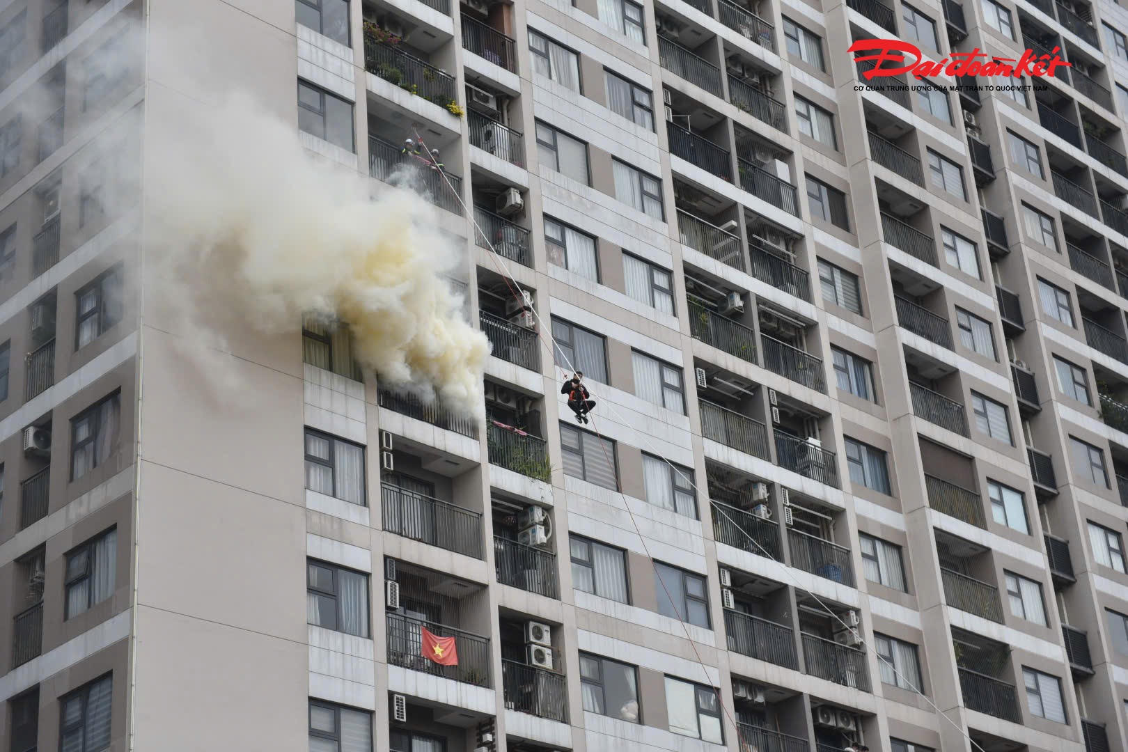 Nhận tin báo, các Đội Cảnh sát PCCC&amp;CNCH của Công an Hà Nội nhanh chóng tiếp cận hiện trường, tổ chức trinh sát, khoanh vùng đám cháy và triển khai các mũi chữa cháy, cứu nạn.

