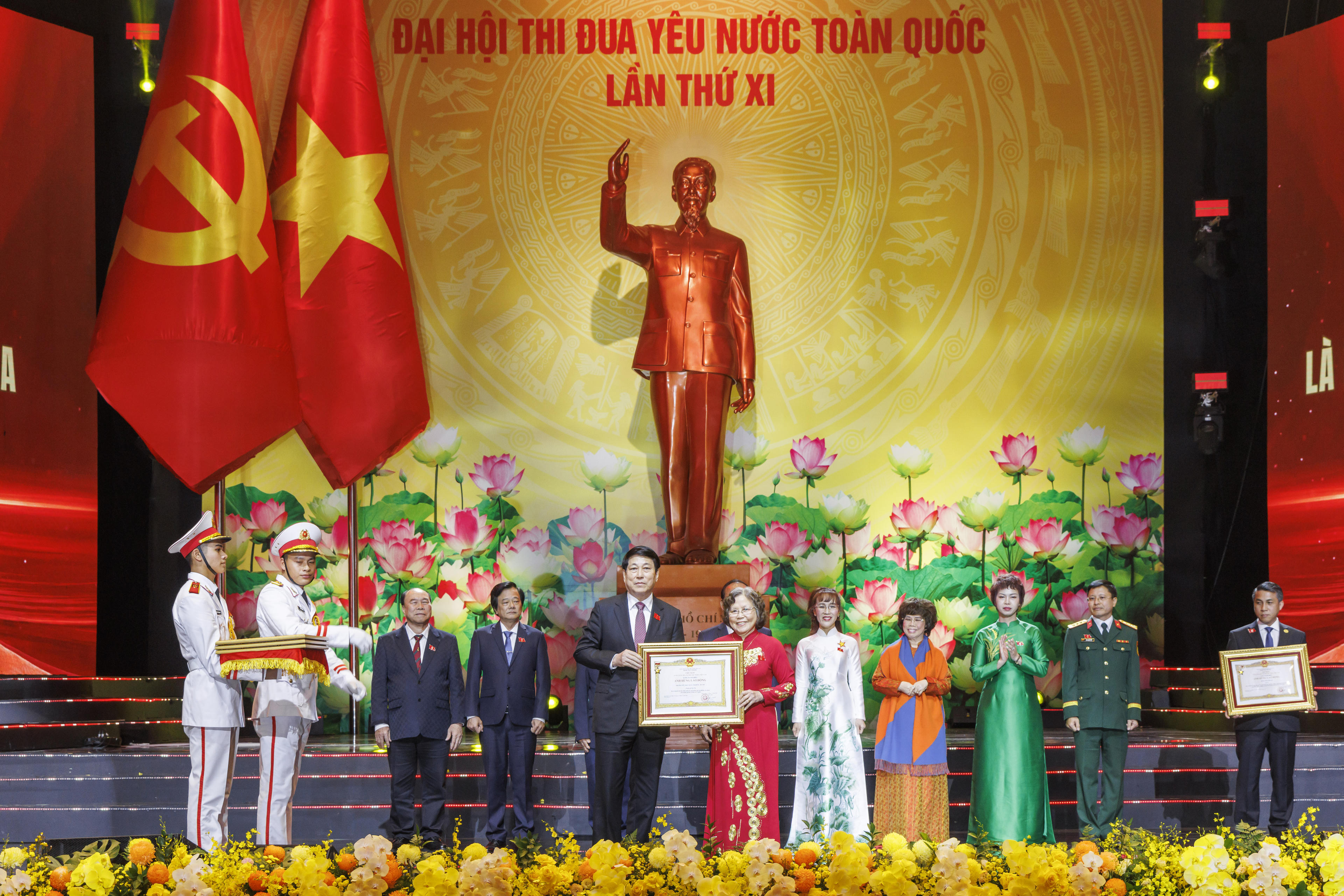 Thay mặt lãnh đạo Đảng, Nhà nước, Chủ tịch nước Lương Cường đã trao danh hiệu Anh hùng lao động cho các tập thể, cá nhân có thành tích đặc biệt xuất sắc trong lao động, sáng tạo và đóng góp cho sự nghiệp phát triển đất nước. Ảnh: Quang Vinh