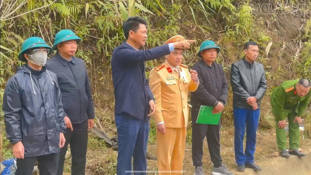 Ông Nguyễn Thế Phước - Phó Chủ tịch Thường trực UBND tỉnh Lào Cai trực tiếp đến hiện trường chỉ đạo công tác khắc phục hậu quả. Ảnh: Trường Giang.
