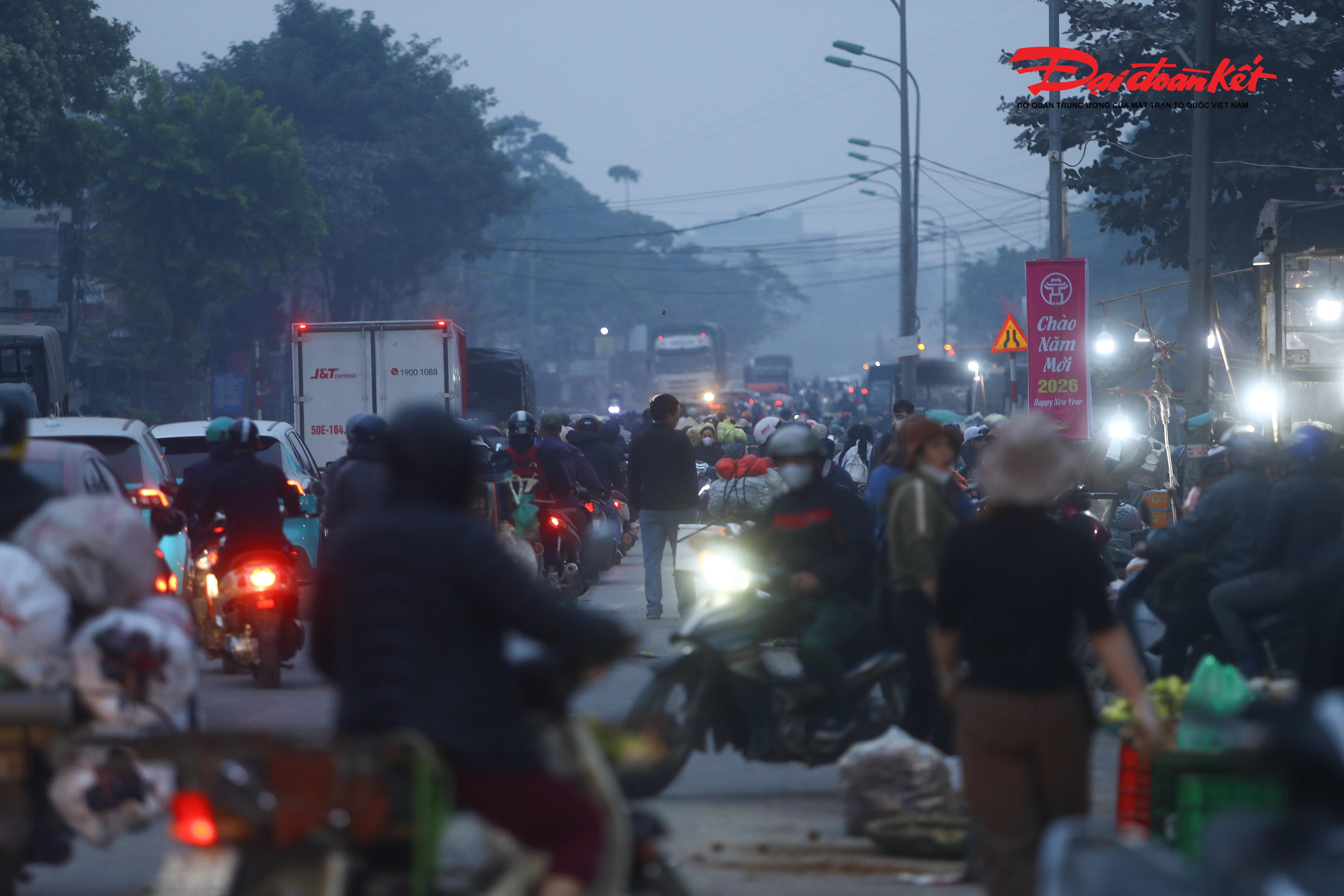 Đối với khu vực gần cầu Mai Lĩnh, nhiều ý kiến cho rằng cần sớm tổ chức kiểm tra, giải tỏa dứt điểm các sạp hàng lấn chiếm lòng đường, đảm bảo hành lang an toàn giao thông thông thoáng, nhất là trong bối cảnh lưu lượng phương tiện ngày càng gia tăng, trong khi mặt đường thì chưa được mở rộng.