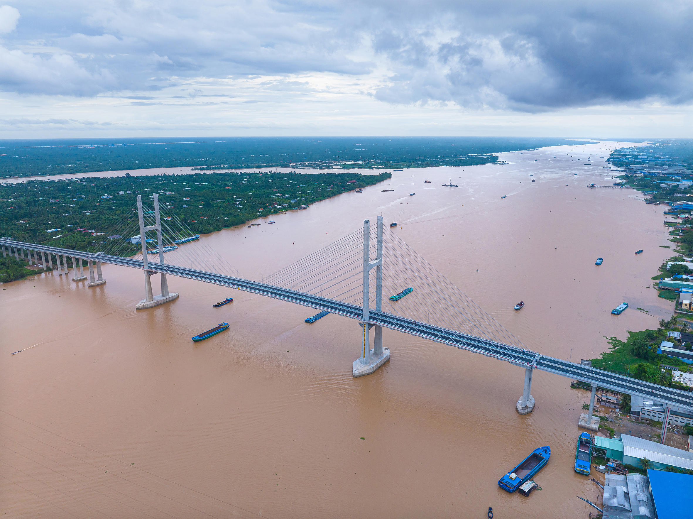 Cũng có nguồn vốn gần 7.000 tỷ đồng là cầu Rạch Miễu 2 nối Tiền Giang và Bến Tre, nay là tỉnh Vĩnh Long và Đồng Tháp. Cầu được đưa vào sử dụng hồi tháng 8/2025, giúp giao thông khu vực cải thiện đáng kể. Đây cũng là cây cầu lớn thứ 5 (sau cầu Cao Lãnh, cầu Mỹ Thuận 1,2 và Rạch Miễu 1) được xây dựng trên dòng chính sông Tiền. Ảnh: H.D.