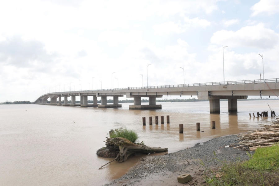 Dự án xây dựng cầu Đại Ngải (gồm Đại Ngải 1 và Đại Ngải 2) là một trong những cây cầu lớn và dài nhất ở phía Nam. Cầu bắc qua dòng chính sông Hậu, nối Trà Vĩnh và Sóc Trăng, nay là tỉnh Vĩnh Long và TP Cần Thơ. Dự án có nguồn vốn gần 8.000 tỷ đồng, đã đưa vào khai thác cầu Đại Ngải 2 hồi cuối tháng 12/2025, trong khi cầu Đại Ngải 1 (liền kề) dự kiến phải tới năm 2028 mới hoàn thành. Ngoài 2 cầu chính, dự án còn một đoạn ngắn đường nằm trên địa bàn cù lao Dung nổi tiếng. Đây cũng là cây cầu thứ 3 bắc qua dòng chính sông Hậu (sau cầu Vàm Cống, cầu Cần Thơ). Ảnh: S.G.