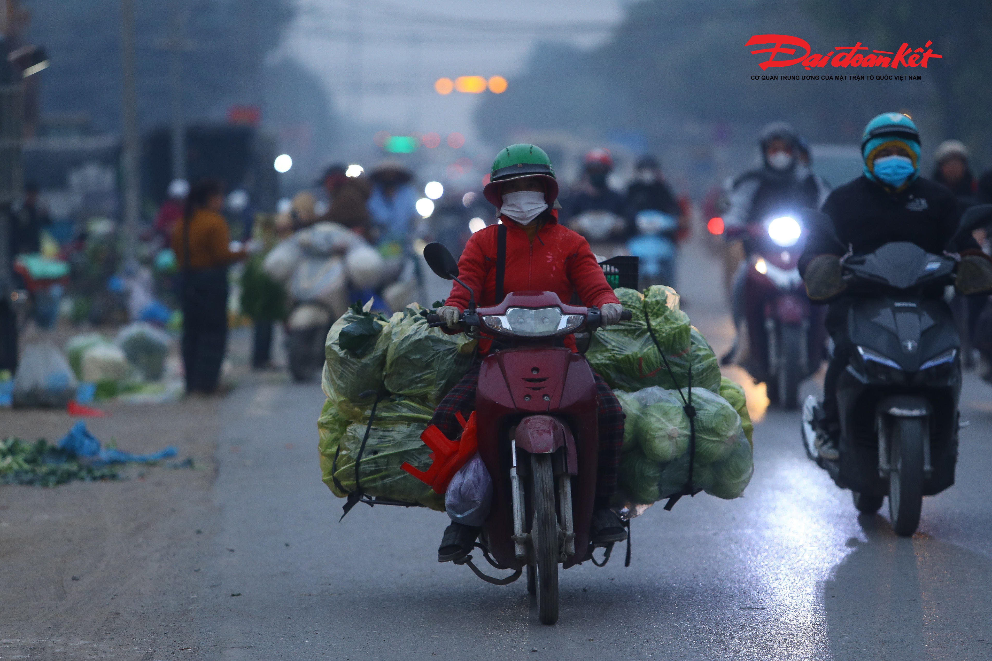 Nhiều chuyên gia đô thị cho rằng, để xóa bỏ chợ cóc, không thể chỉ dừng lại ở việc ra quân xử lý theo đợt, mà cần giải pháp đồng bộ, lâu dài. Bên cạnh việc tăng cường kiểm tra, xử phạt nghiêm các trường hợp lấn chiếm lòng đường, chính quyền địa phương cần có phương án bố trí, sắp xếp điểm kinh doanh phù hợp, đáp ứng nhu cầu mưu sinh chính đáng của người dân.