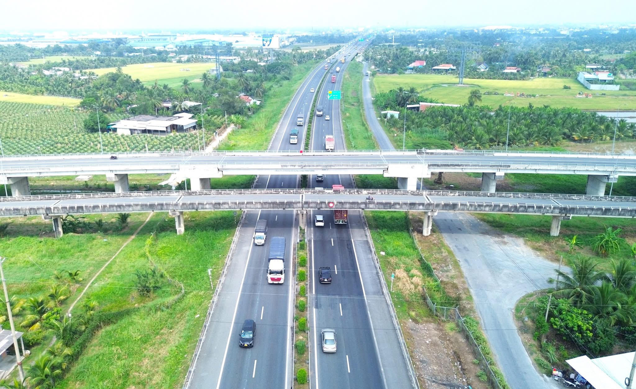 Đúng 15 năm kể từ khi thông xe tuyến đường cao tốc TP Hồ Chí Minh-Trung Lương (khoảng 60km). Các đoạn cao tốc từ Trung Lương đi Mỹ Thuận, từ Mỹ Thuận đi Cần Thơ, từ Cần Thơ đi Hậu Giang và Cà Mau đã được đưa vào sử dụng. Như vậy, trục đường cao tốc từ TP Hồ Chí Minh đi Cà Mau dài gần 300km đã được hoàn thành, là mảnh ghép quan trọng của trục cao tốc Bắc-Nam khu vực phía Nam. Ảnh: Đ.Xá.