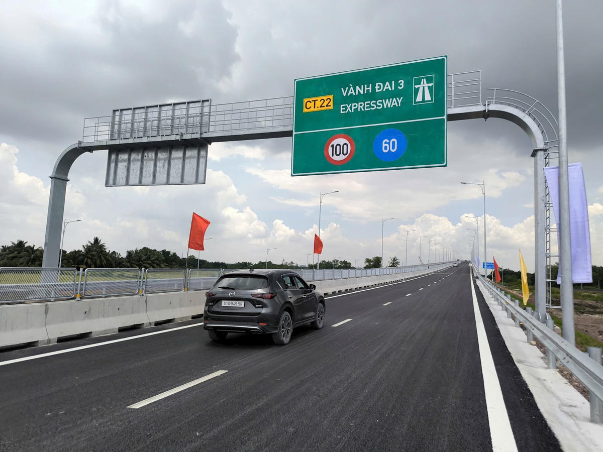 Sau cầu Đồng Nai (quốc lộ 1A) và cầu Long Thành (cao tốc Bắc-Nam) thì cầu Nhơn Trạch là công trình lớn tiếp theo bắc qua sông Đồng Nai, nối TP Hồ Chí Minh và tỉnh Đồng Nai. Cầu có nguồn vốn lên đến gần 7.000 tỷ đồng, được hoàn thành vào tháng 8/2025 sau hơn 3 năm xây dựng. Ảnh: Đ.Xá.