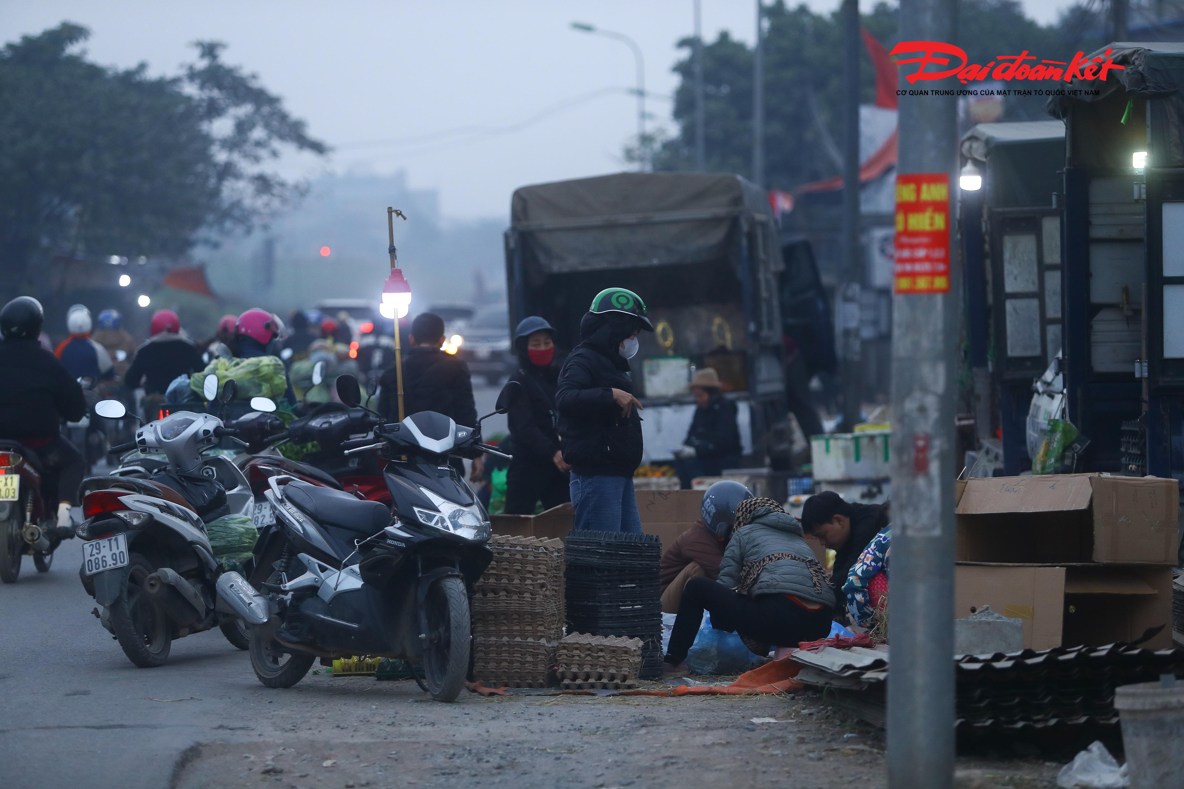 Trước thực trạng lấn chiếm lòng đường, vỉa hè diễn biến phức tạp, UBND TP Hà Nội đã yêu cầu các xã, phường tăng cường kiểm tra, xử lý, kiên quyết xóa bỏ chợ cóc, điểm kinh doanh tự phát, coi đây là nhiệm vụ trọng tâm nhằm đảm bảo trật tự an toàn giao thông và văn minh đô thị. Theo chỉ đạo, các “điểm nóng” vi phạm phải được xử lý dứt điểm trước ngày 30/1/2026.