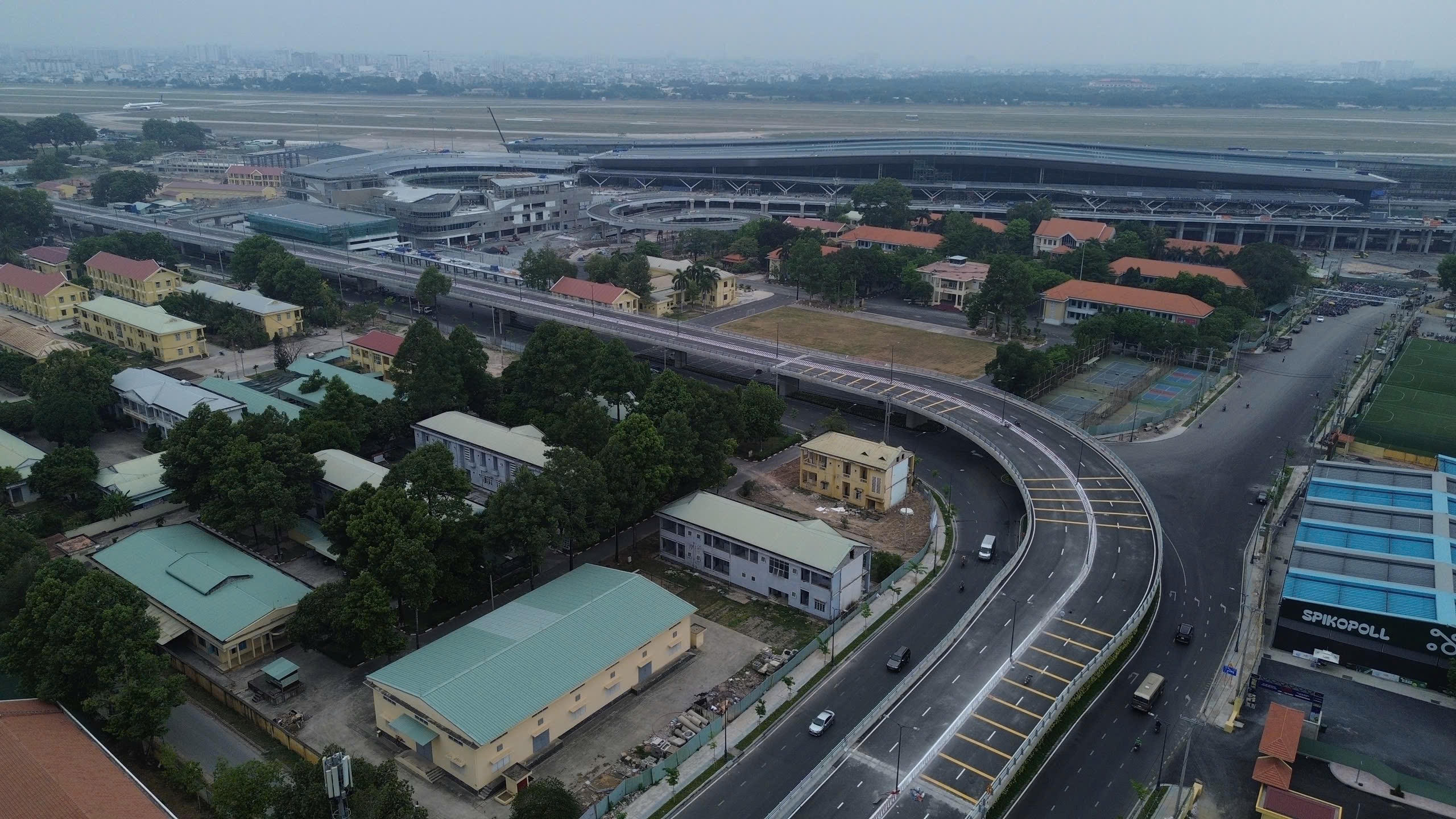 Nằm liền kề với đường nối Trần Quốc Hoàn-Cộng Hoà là cổng chính Nhà ga T3-sân bay Tân Sơn Nhất (TP Hồ Chí Minh). Nhà ga cũng được hoàn thành vào giữa tháng 4/2025 vừa qua, sau khoảng 2 năm xây dựng. Dự án có nguồn vốn gần 11.000 tỷ đồng, nhằm giảm áp lực khai thác sân bay Tân Sơn Nhất, nơi đón khoảng 40 triệu lượt hành khách mỗi năm. Ảnh: Đ.T.