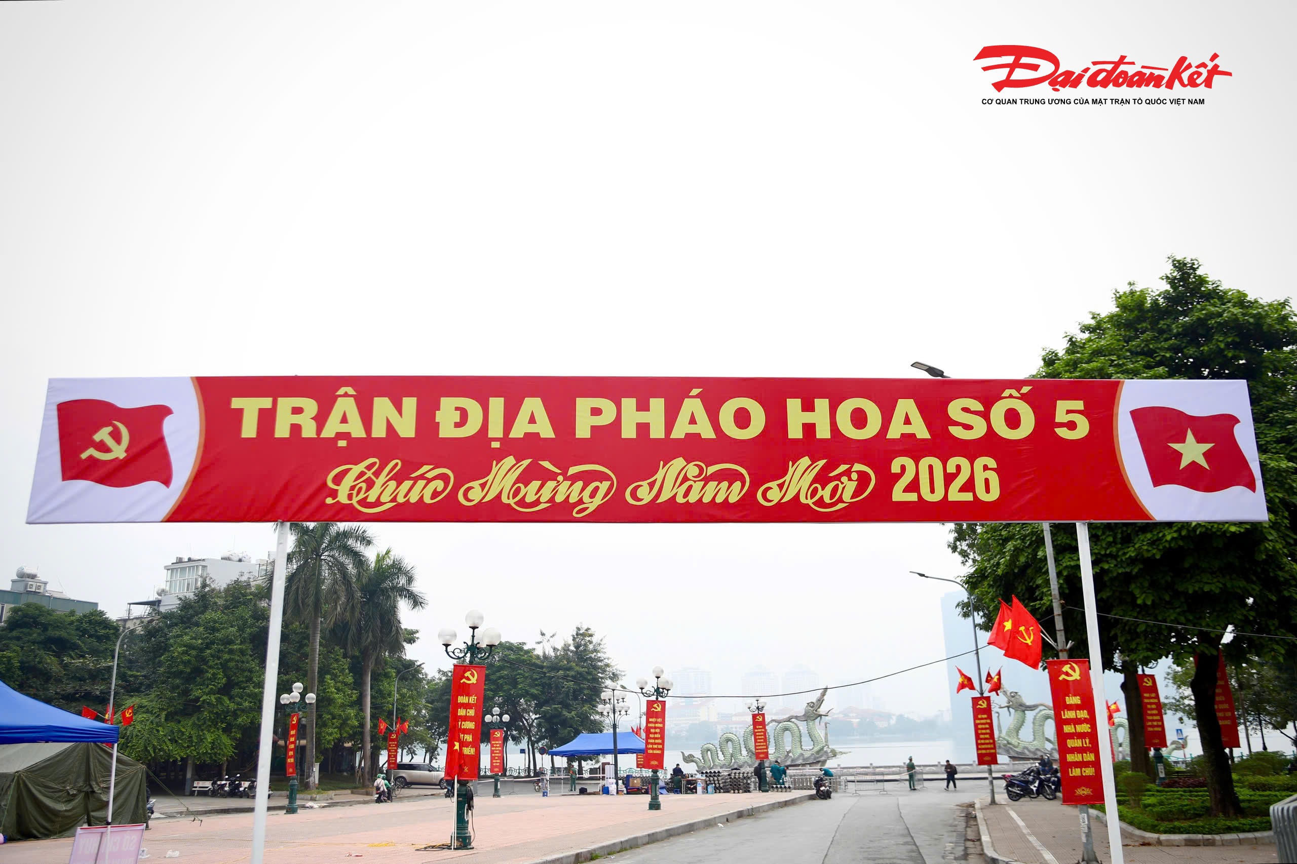 Theo UBND thành phố Hà Nội, dịp Tết Dương lịch năm 2026, thành phố tổ chức bắn pháo hoa nhằm tạo không khí vui tươi, phấn khởi cho nhân dân Thủ đô, chào mừng Đại hội Đại biểu toàn quốc lần thứ XIV của Đảng và các ngày lễ lớn trong năm. Theo kế hoạch, Hà Nội sẽ bắn pháo hoa trong 15 phút, từ 23h45 ngày 31/12/2025 đến 0h ngày 1/1/2026, tại 5 điểm với 6 trận địa trên địa bàn thành phố.