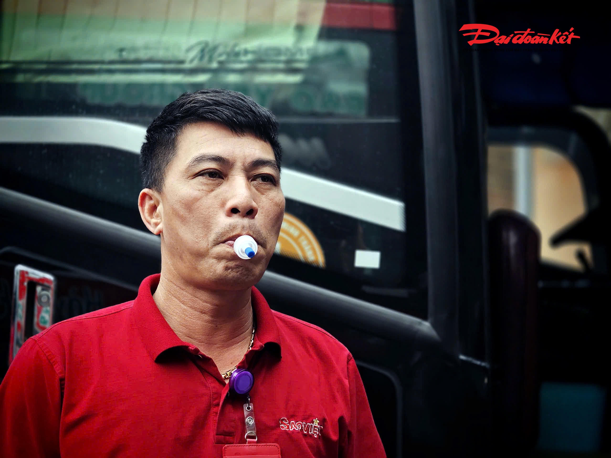 Đây là lần đầu tôi được kiểm tra ma túy bằng hình thức ngậm ống như này, tôi cũng khá bất ngờ khi thấy cảnh sát giao thông vào tận bến xe để kiểm tra, xử lý vi phạm. Tôi thấy việc kiểm tra cũng rất nhanh gọn", tài xế xe khách P.H.Đ. chia sẻ.