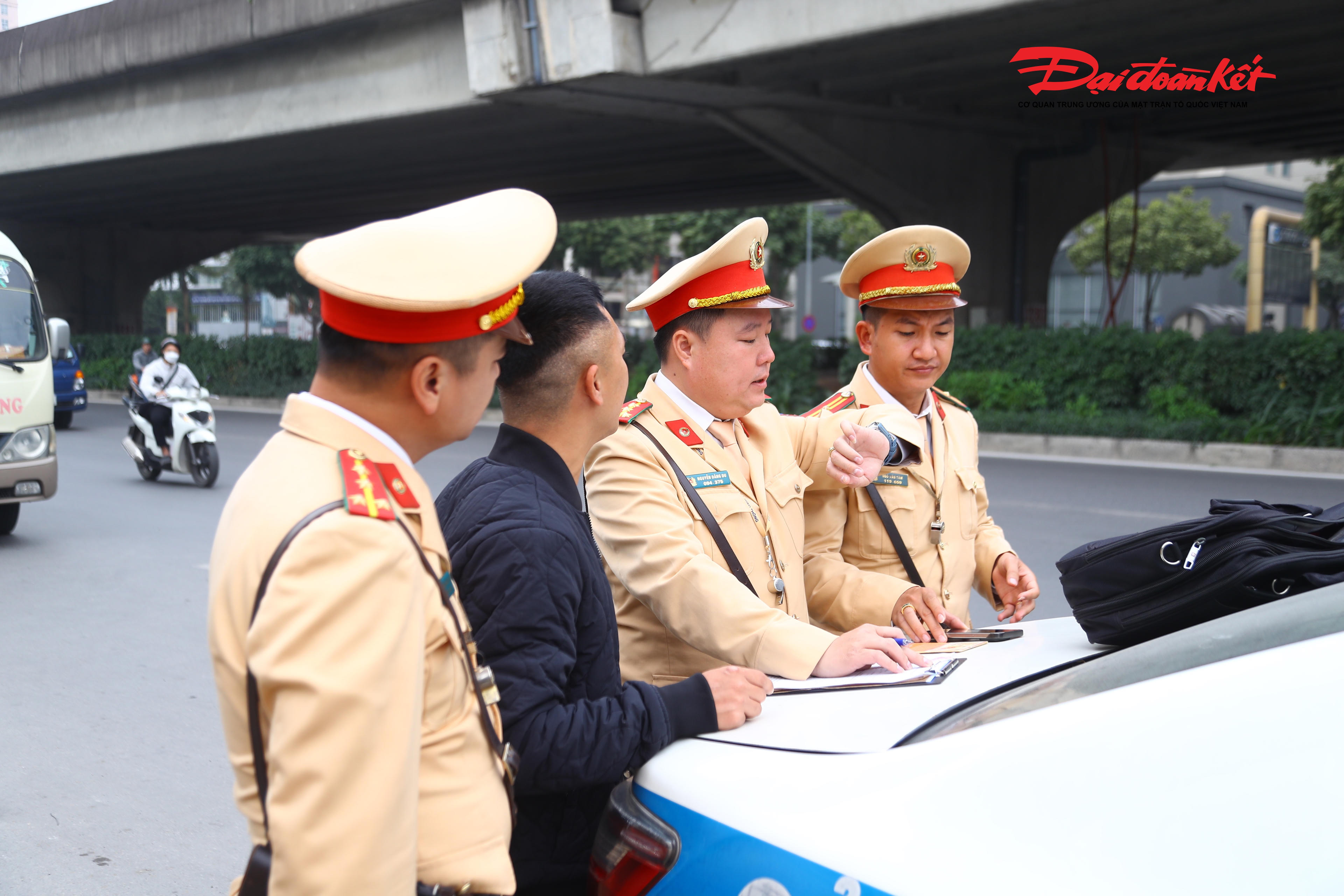 &nbsp; &nbsp;Tổ công tác phát hiện tài xế T.K.P. (trú tại Phú Thọ) điều khiển xe khách BKS 19E-001.xx có hành vi dừng đỗ sai quy định trên đường Phạm Hùng (hướng Phạm Hùng - Mai Dịch) nên yêu cầu kiểm tra, xử lý với lái xe.