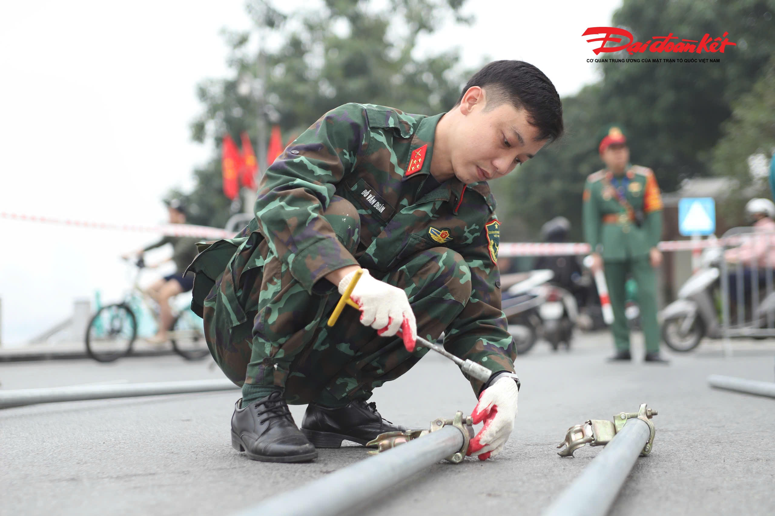 "Sáng 30/12, đơn vị đã huy động hơn 60 người, phối hợp cùng Công an phường Tây Hồ, dân quân tự vệ và lực lượng dân quân cơ động triển khai lắp đặt thiết bị pháo hoa tầm cao. Toàn bộ công tác thực hiện theo kế hoạch, tuân thủ quy trình an toàn, được sự đồng thuận của chính quyền địa phương và người dân. Trước đây, khu vực này đã nhiều lần tổ chức bắn pháo hoa, luôn đảm bảo an toàn" Thượng tá Hoàng cho biết.