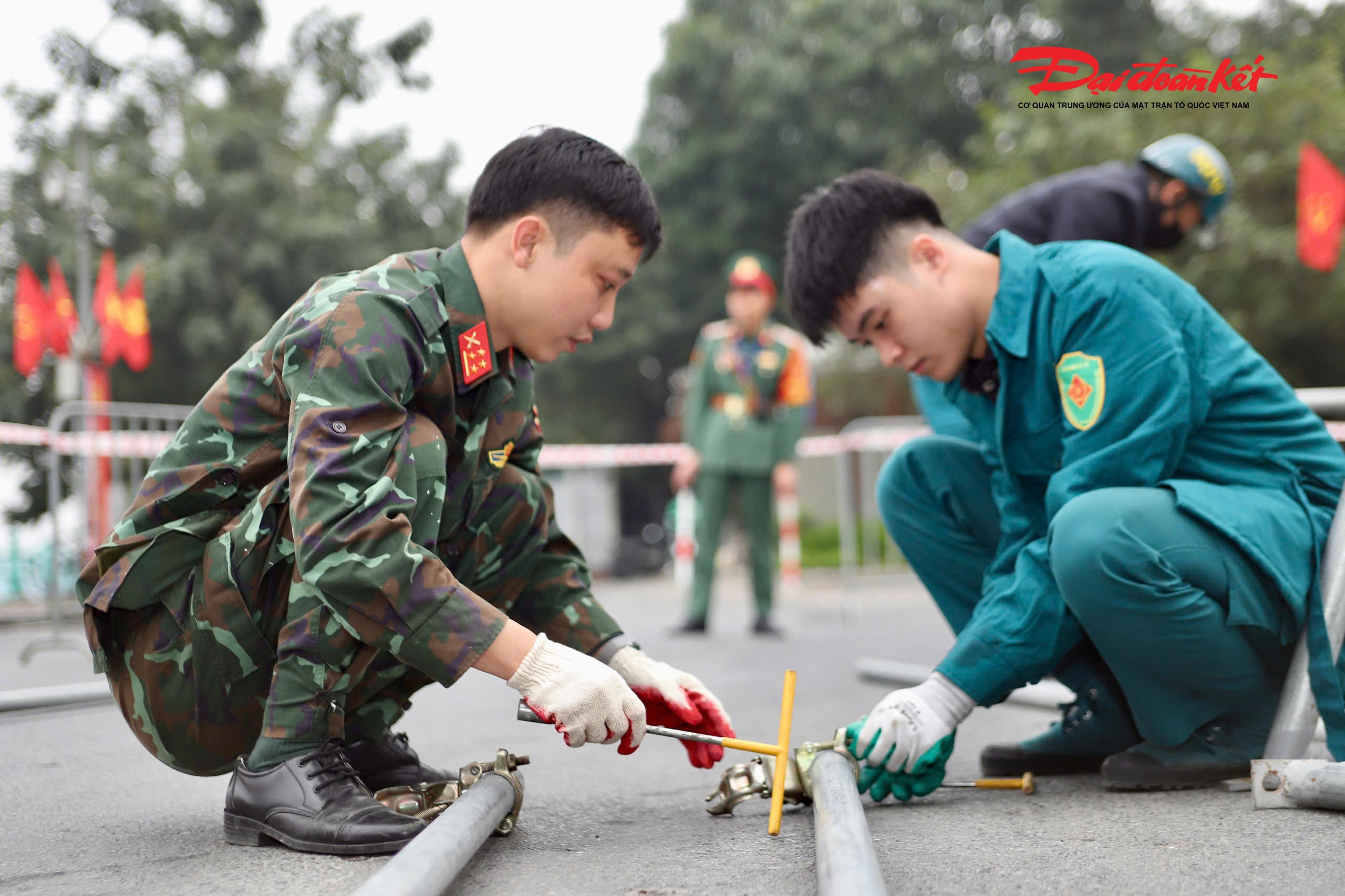 Theo ghi nhận của PV Báo Đại đoàn kết sáng 30/12, tại khu vực vườn hoa Lạc Long Quân, phường Tây Hồ - một trong những điểm bắn pháo hoa - công tác chuẩn bị đang được triển khai khẩn trương.

Các đơn vị khẩn trương hoàn tất việc lắp đặt dàn pháo, cố định khung giá, bố trí trận địa theo phương án được phê duyệt; khu vực bắn được khoanh vùng, kiểm soát chặt chẽ để bảo đảm an toàn.