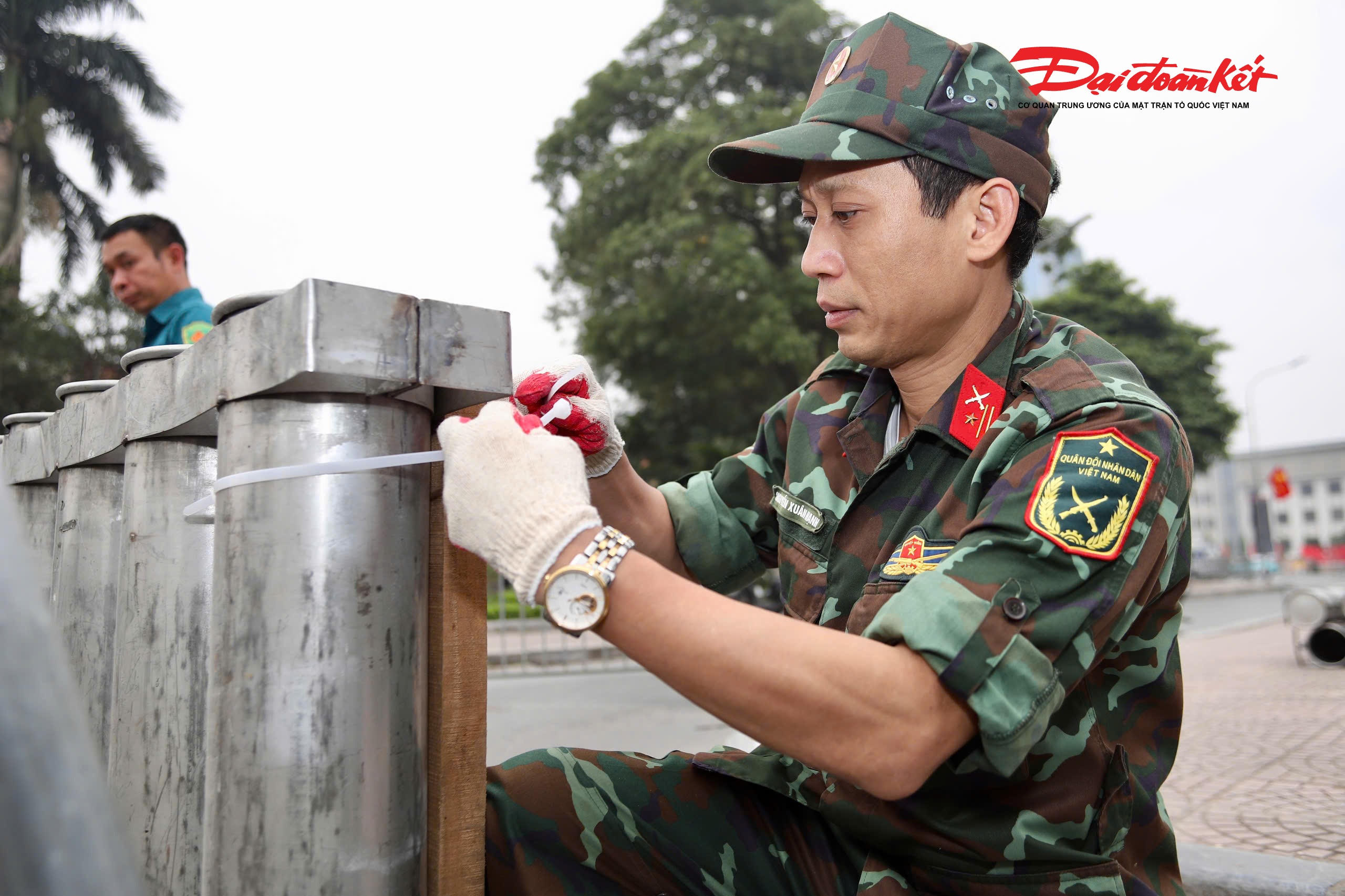 Các lực lượng tiến hành điều chỉnh vị trí, góc bắn của hệ thống ống phóng, bảo đảm đúng phương án kỹ thuật và yêu cầu an toàn.