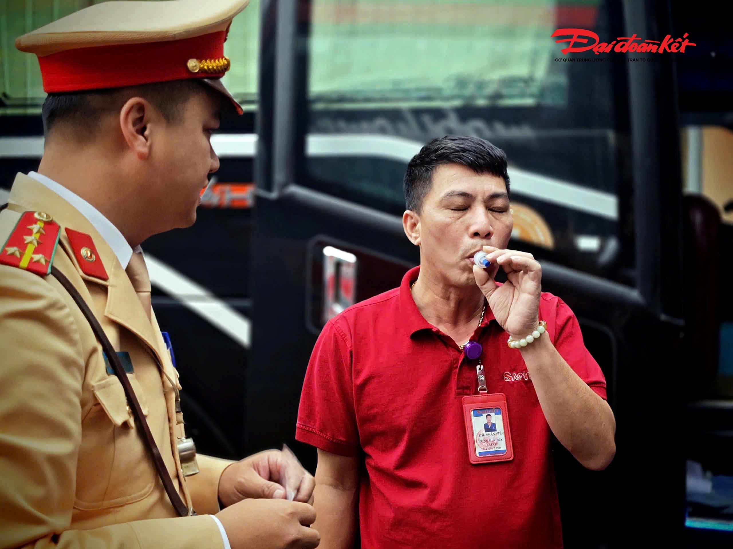 Tại đây, cảnh sát giao thông kiểm tra nhanh ma túy với nhiều tài xế xe khách bằng dụng cụ ống ngậm nước bọt. Rất nhiều người tỏ ra bất ngờ với phương thức kiểm tra này của lực lượng chức năng.