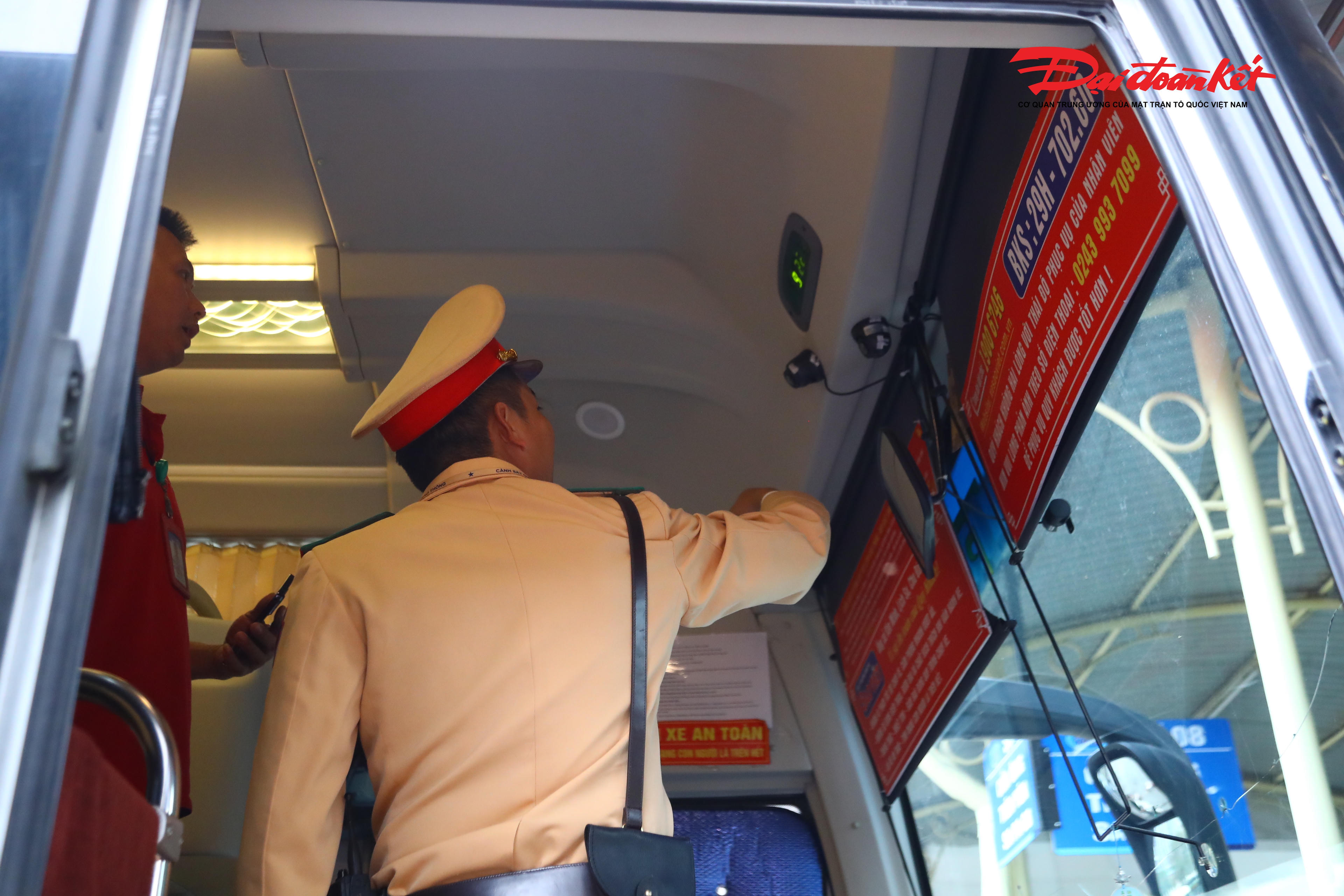 Ngoài việc test nhanh ma túy với tài xế xe khách, cảnh sát cũng tiến hành trích xuất camera hành trình từ các phương tiện vận tải hành khách để xử lý các lỗi vi phạm như: tài xế không thắt dây an toàn, mở cửa khi xe đang chạy, đón, trả khách dọc đường.... 