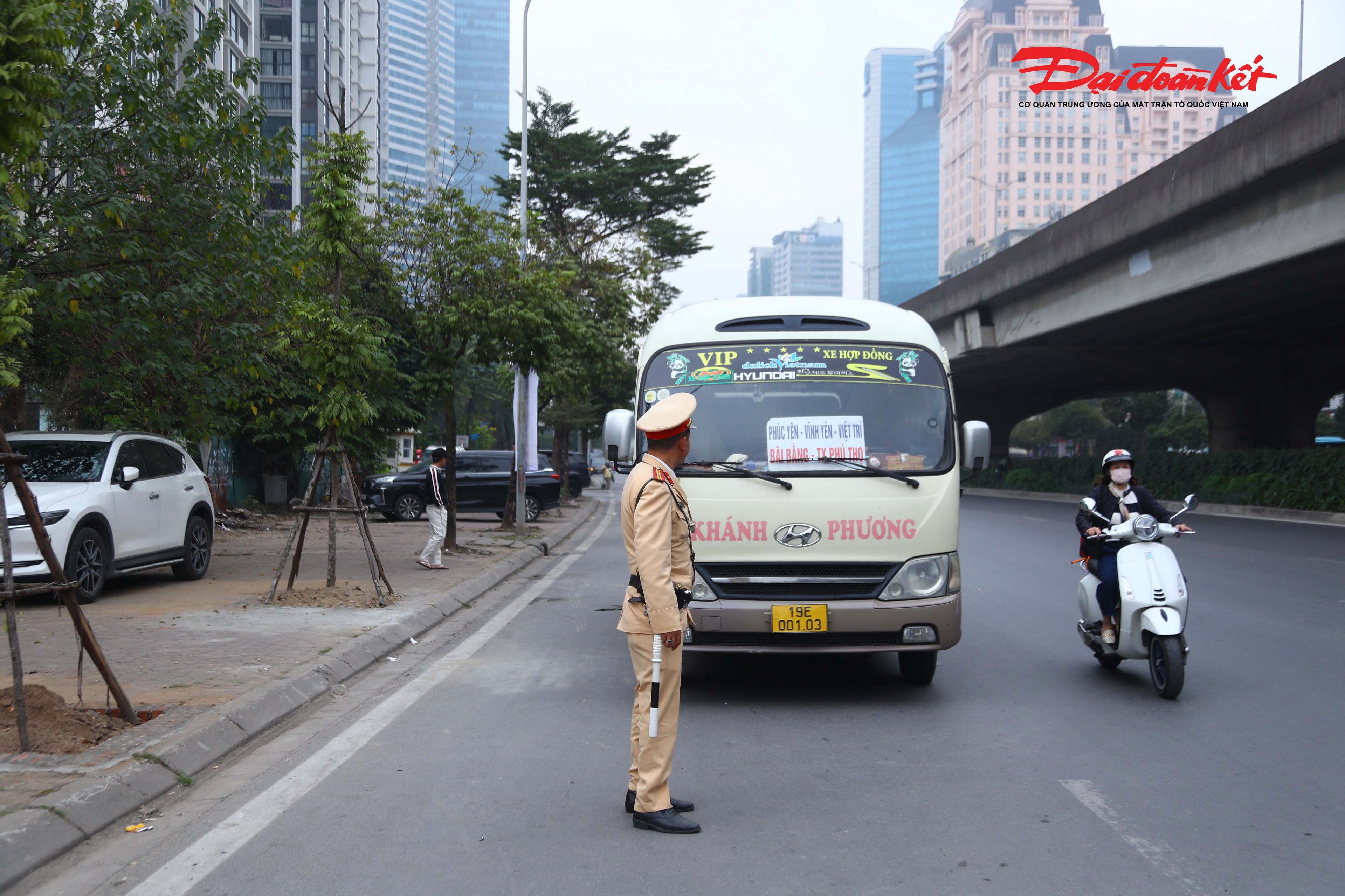 Ngoài việc kiểm tra, xử lý vi phạm bên trong bến xe Mỹ Đình, tổ CSGT còn tuần tra, xử lý các trường hợp lái xe khách dừng đỗ, đón trả khách sai quy định trên đường Phạm Hùng (đoạn xung quanh khu vực bến xe Mỹ Đình).