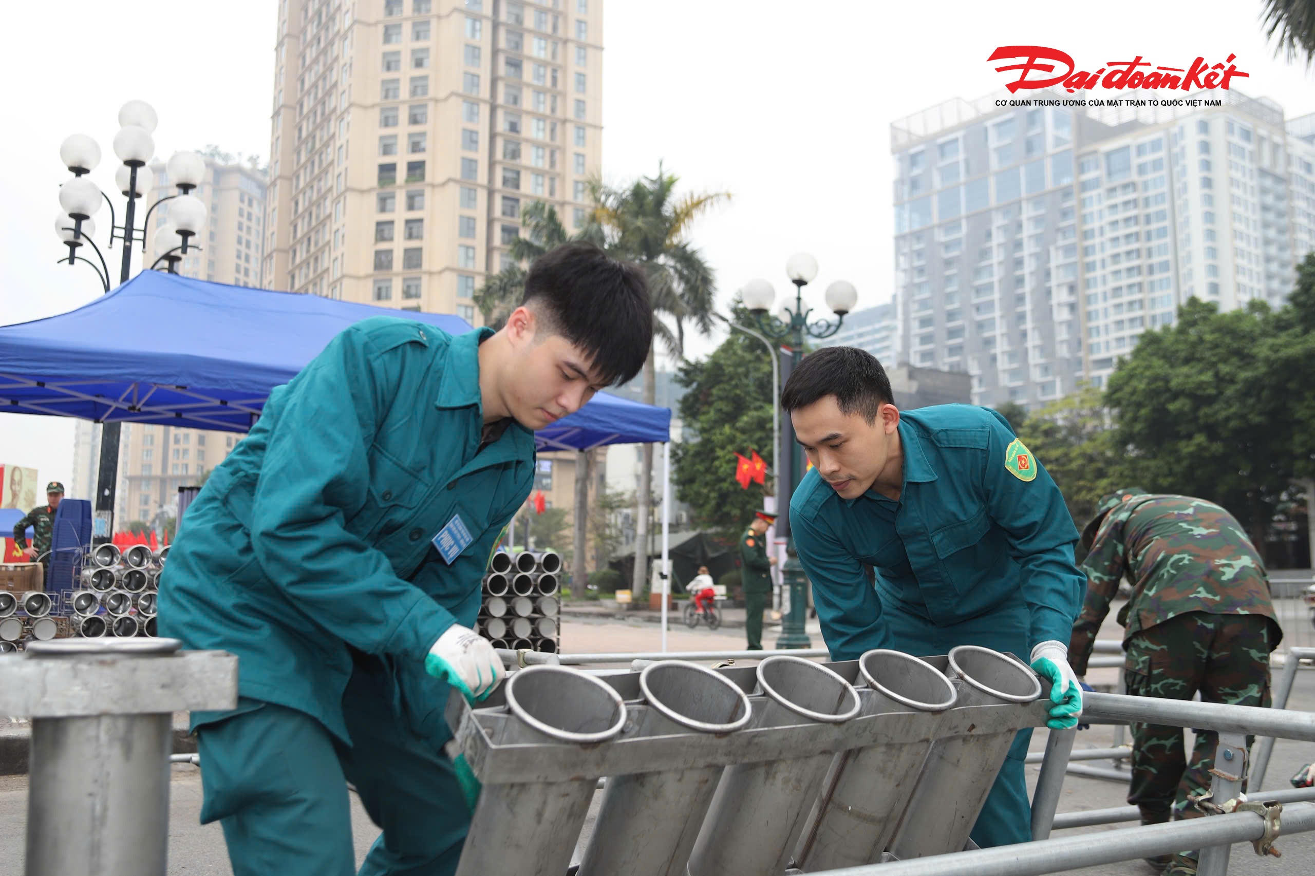 Theo kế hoạch, các trận địa bắn pháo hoa dịp Tết Dương lịch năm 2026 được bố trí tại khu vực Trụ sở Báo Hà Nội mới và trước Bưu điện Hà Nội (phường Hoàn Kiếm), đảo Dừa - Công viên Thống Nhất (phường Hai Bà Trưng), khuôn viên đường đua F1 (phường Từ Liêm), vườn hoa Lạc Long Quân (phường Tây Hồ) và hồ Văn Quán (phường Hà Đông).