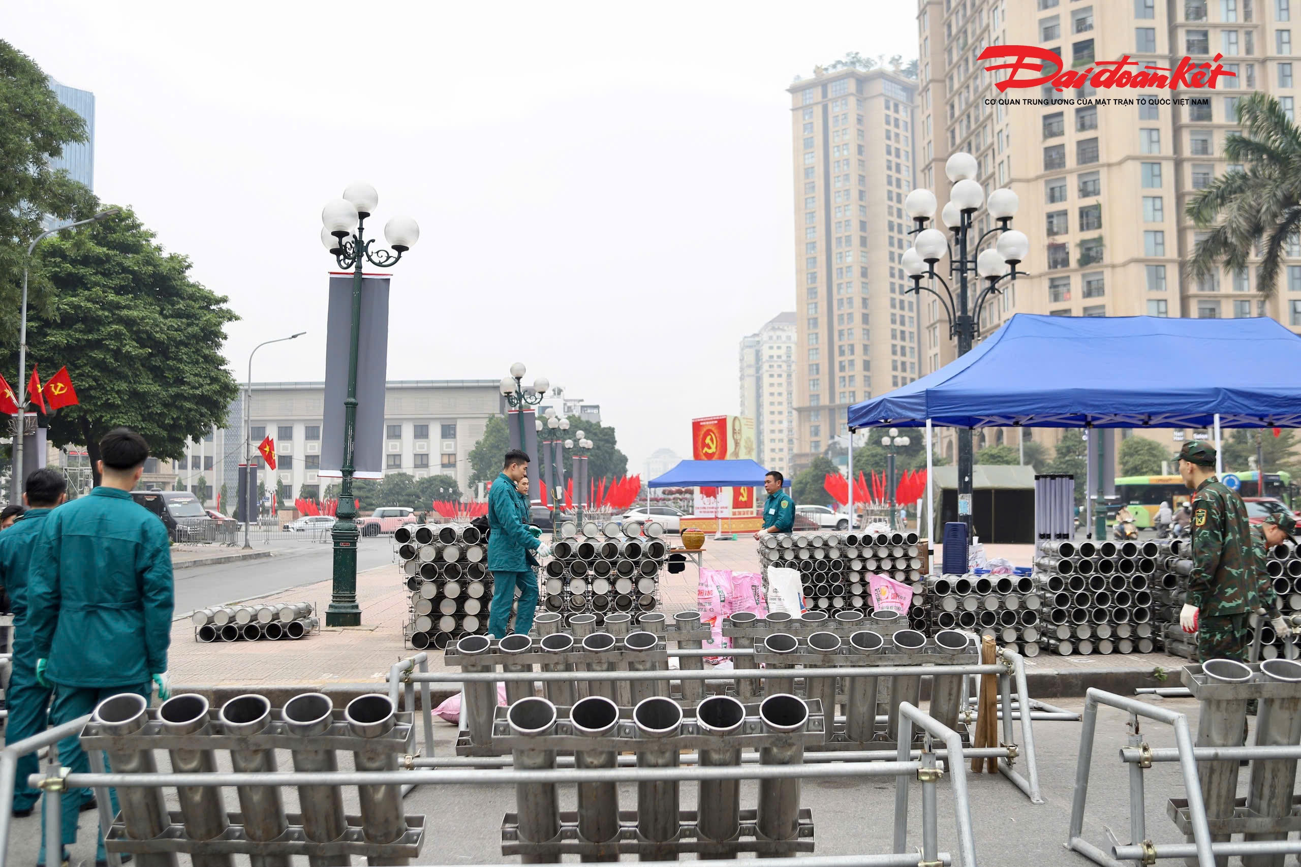 Lực lượng Công an phường Tây Hồ lắp đặt hệ thống hàng rào bảo vệ quanh khu vực trận địa pháo hoa.