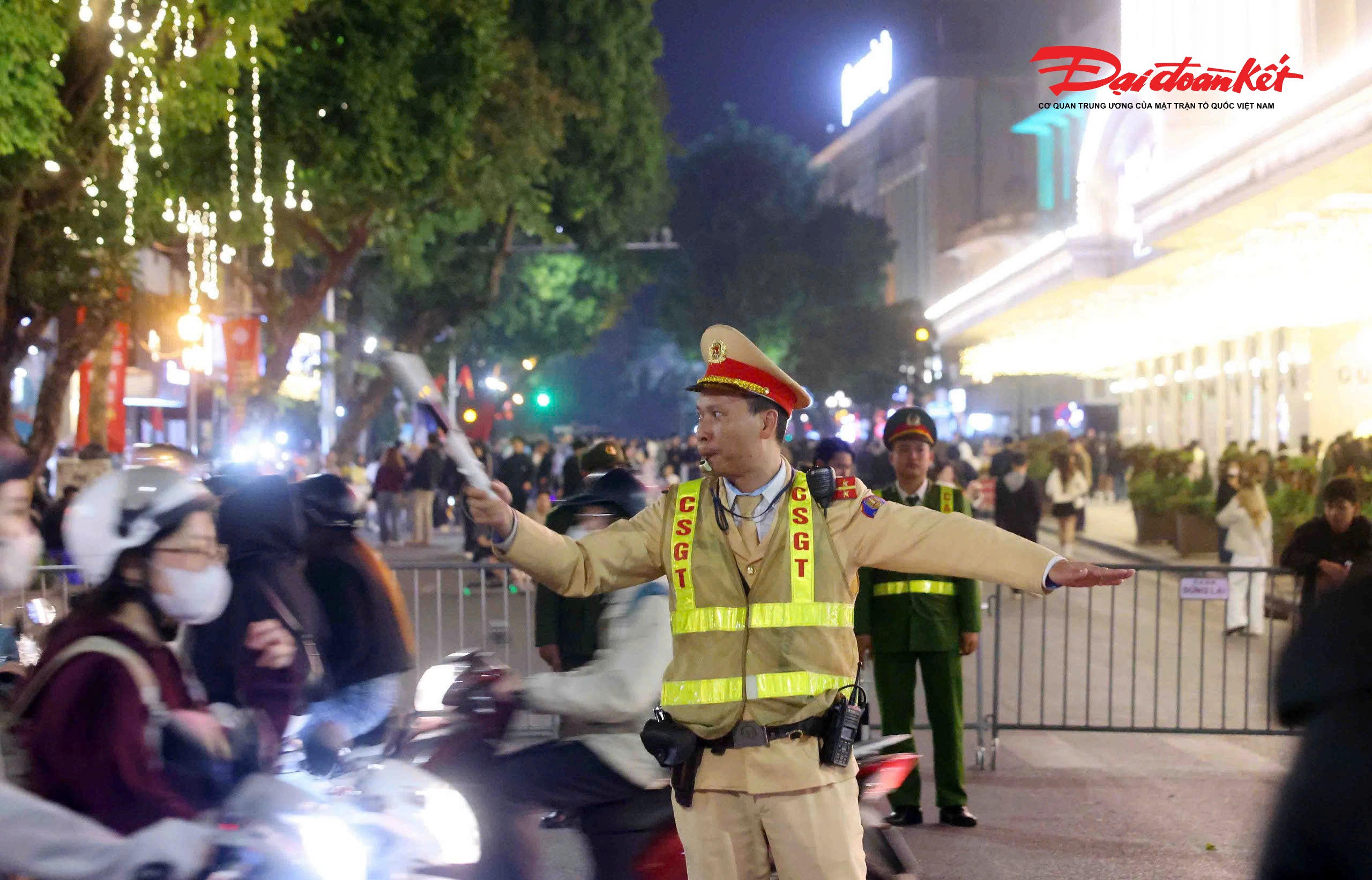 Lực lượng CSGT căng mình phân luồng giao thông.