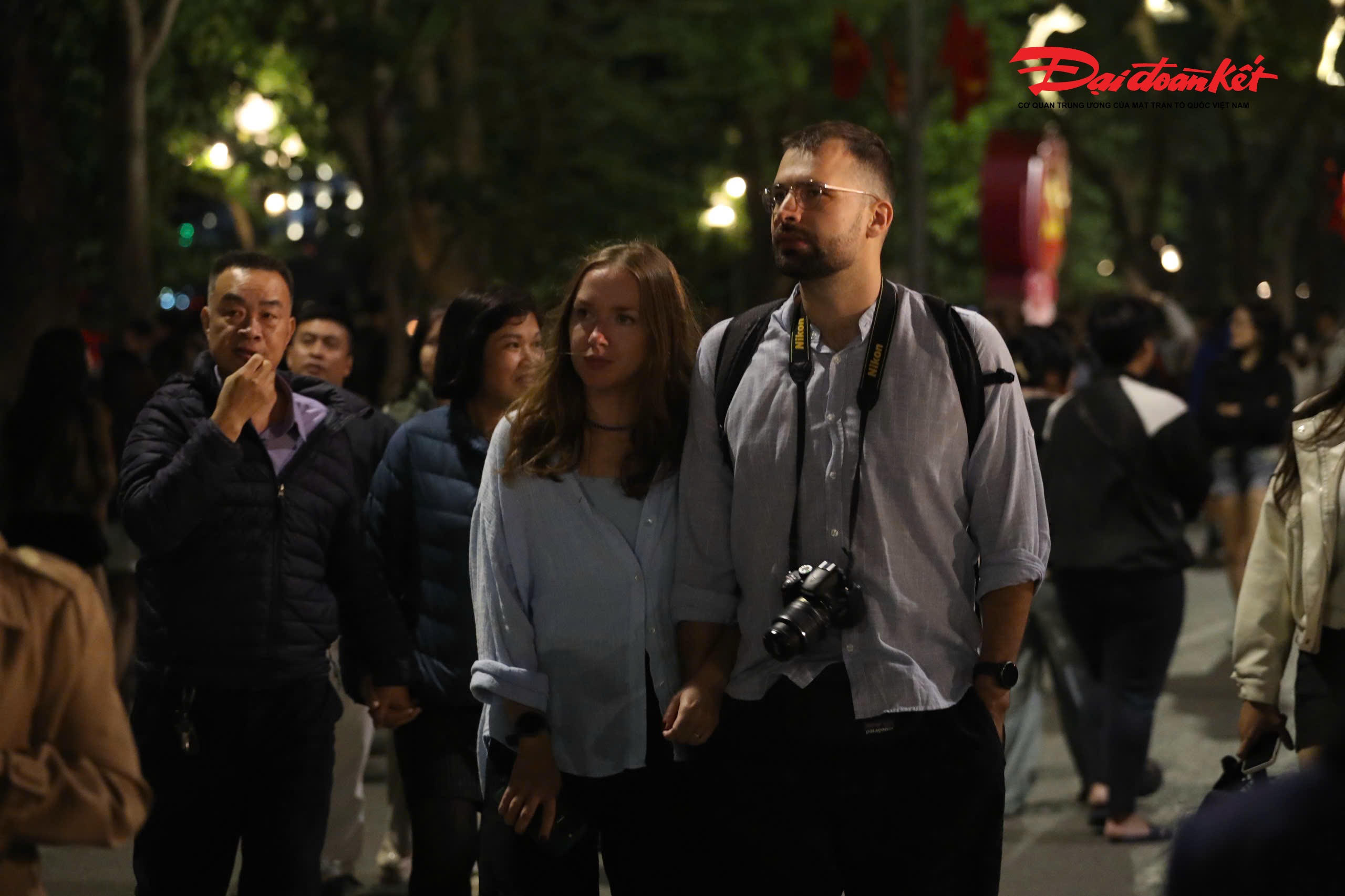 Nhiều người nước ngoài cũng đón chờ khoảnh khắc năm mới tại hồ Gươm.