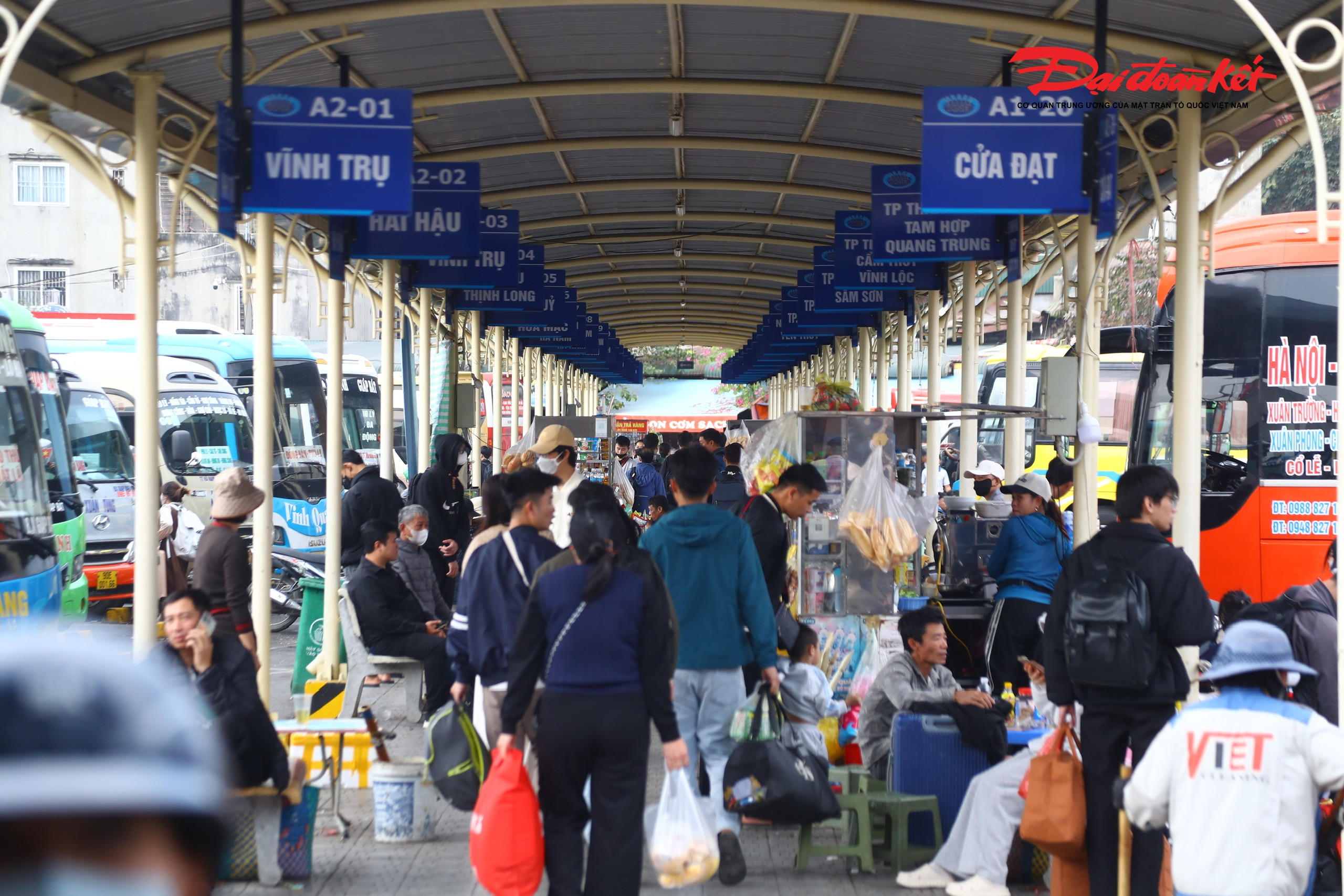 Tại Bến xe Giáp Bát, ông Nguyễn Hoàng Tùng, Giám đốc bến xe cho biết, bến xe chủ động phối hợp với các doanh nghiệp vận tải để chuẩn bị phương tiện, sẵn sàng tăng cường xe trên các tuyến có lưu lượng hành khách lớn, đồng thời xây dựng các kịch bản điều tiết linh hoạt theo từng thời điểm trong ngày để tránh dồn khách, ùn ứ cục bộ. 