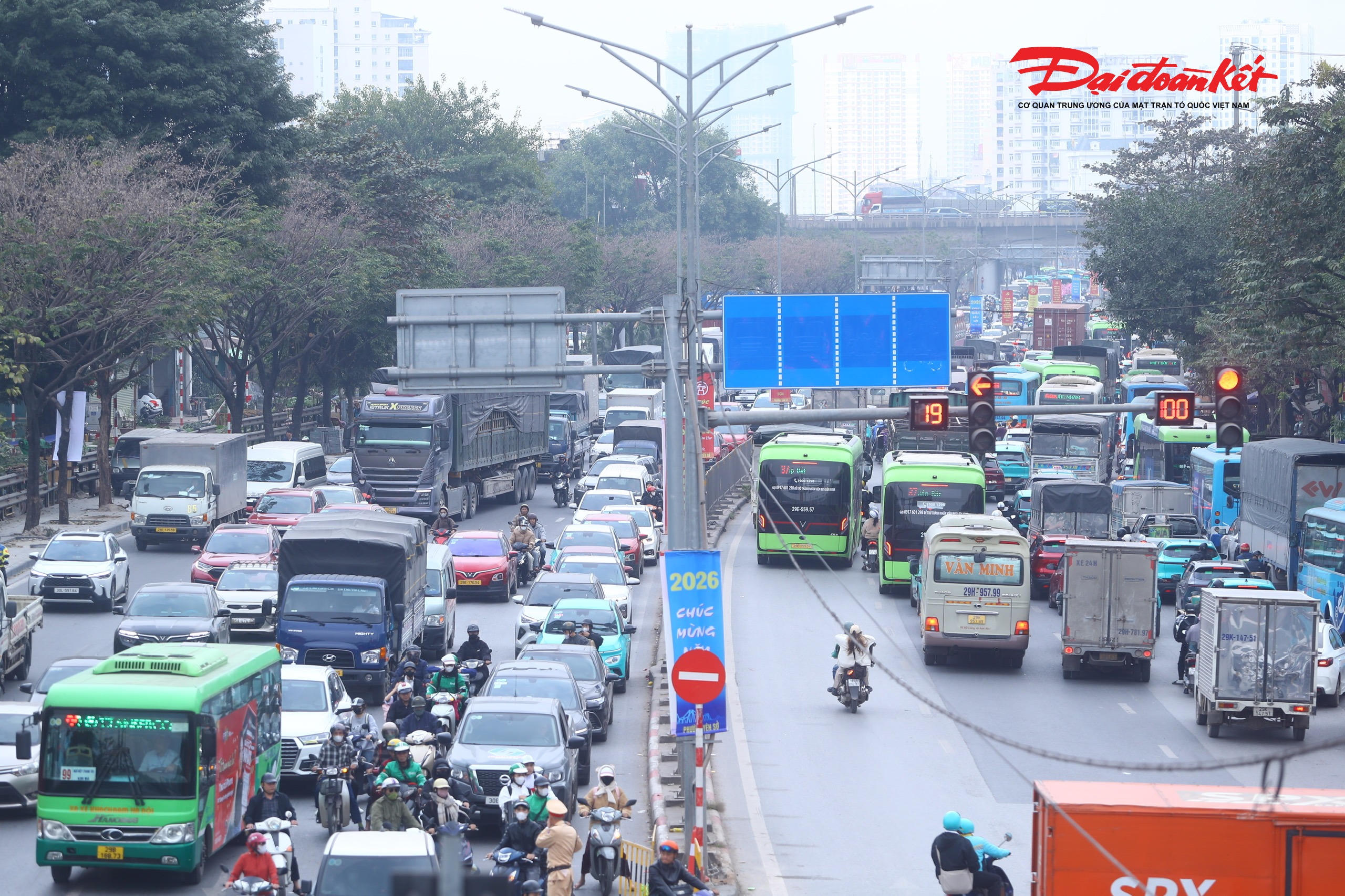 Không chỉ ô tô cá nhân, lượng xe khách tại các bến Giáp Bát, Nước Ngầm cũng tăng đột biến. 