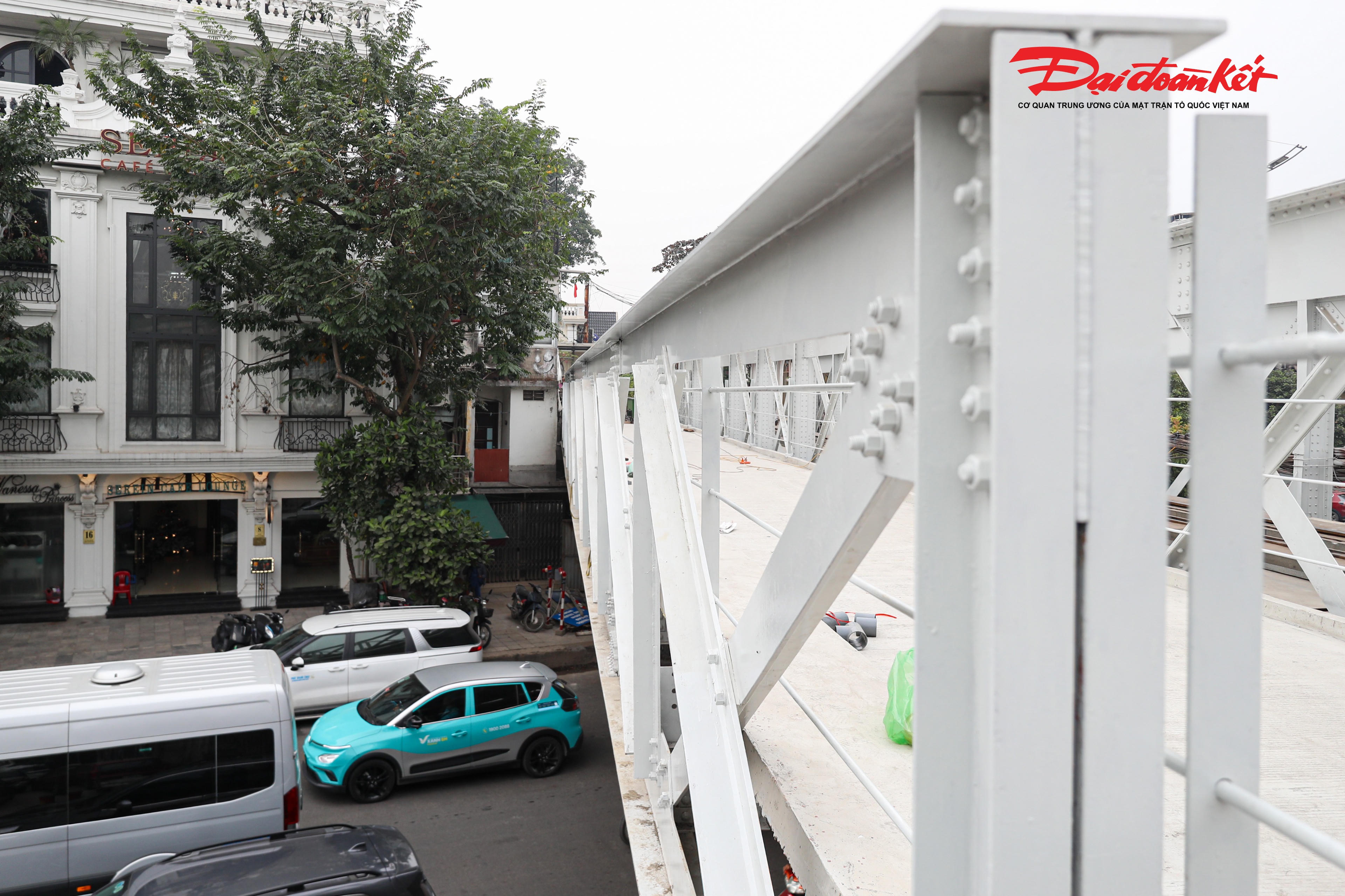Khung thép đoạn gần ga Long Biên đã được tu sửa, thay thế mới.