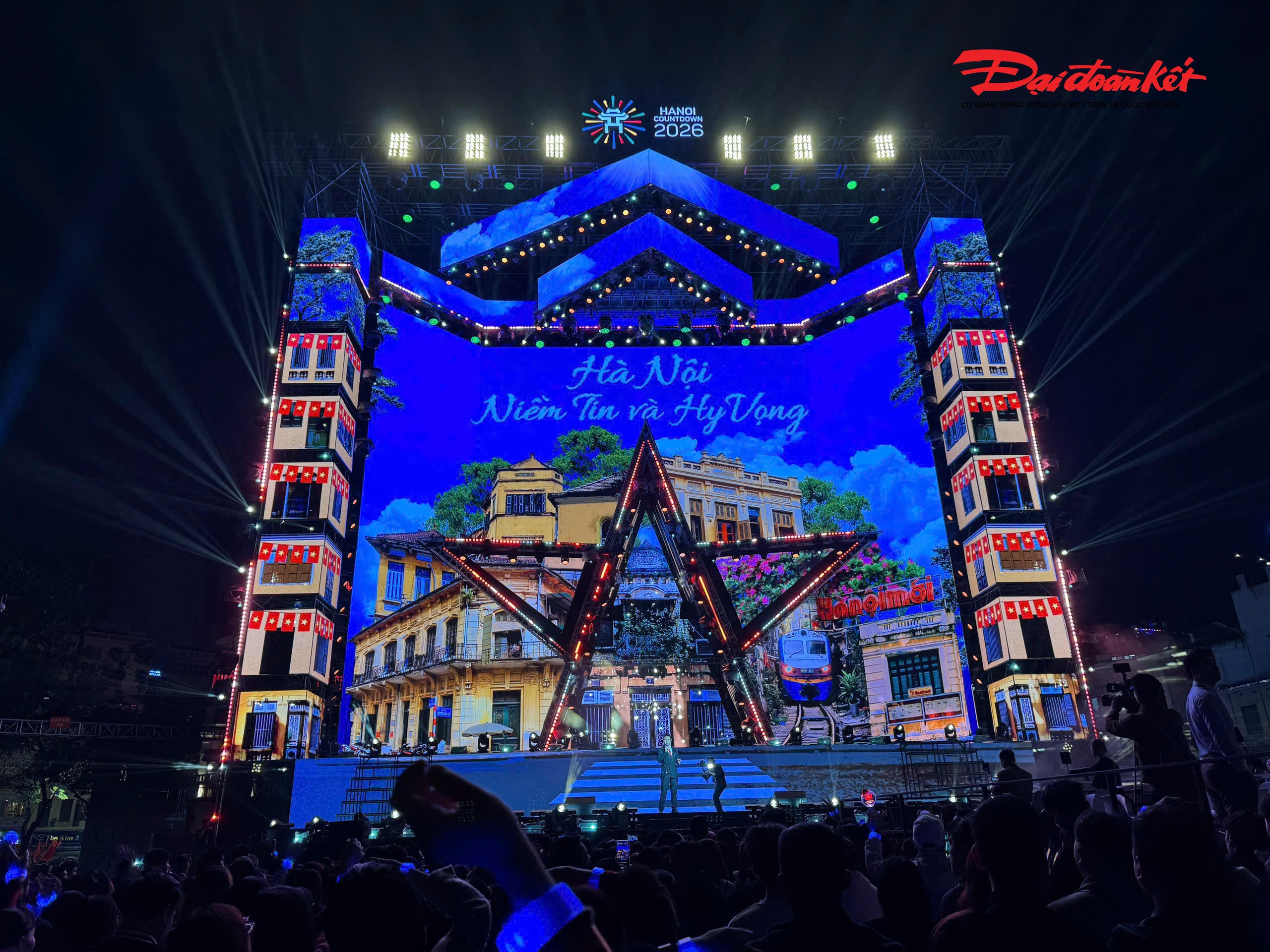 Chương trình Countdown 2026 tại hồ Gươm diễn ra từ 19h ngày 31/12, với sự tham gia của dàn nghệ sĩ trong nước và quốc tế như MC Goku, Đông Hùng, Hà Lê, Văn Mai Hương, Bùi Công Nam, Quân AP, LowG, tlinh, Wean Lê, Karik, Hòa Minzy và Alan Walker.. 