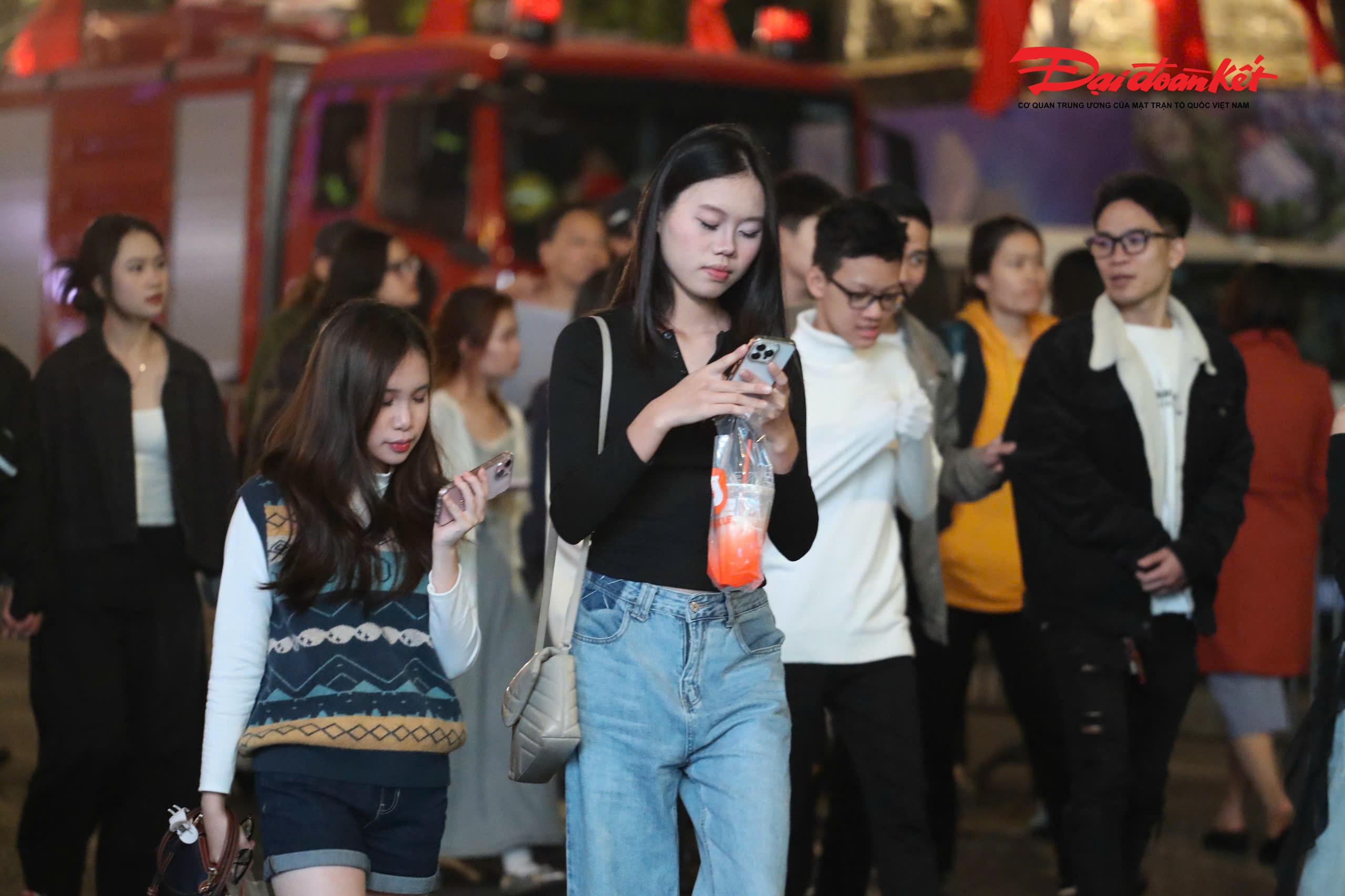 Các bạn trẻ liên tục đổ về hồ Gươm.