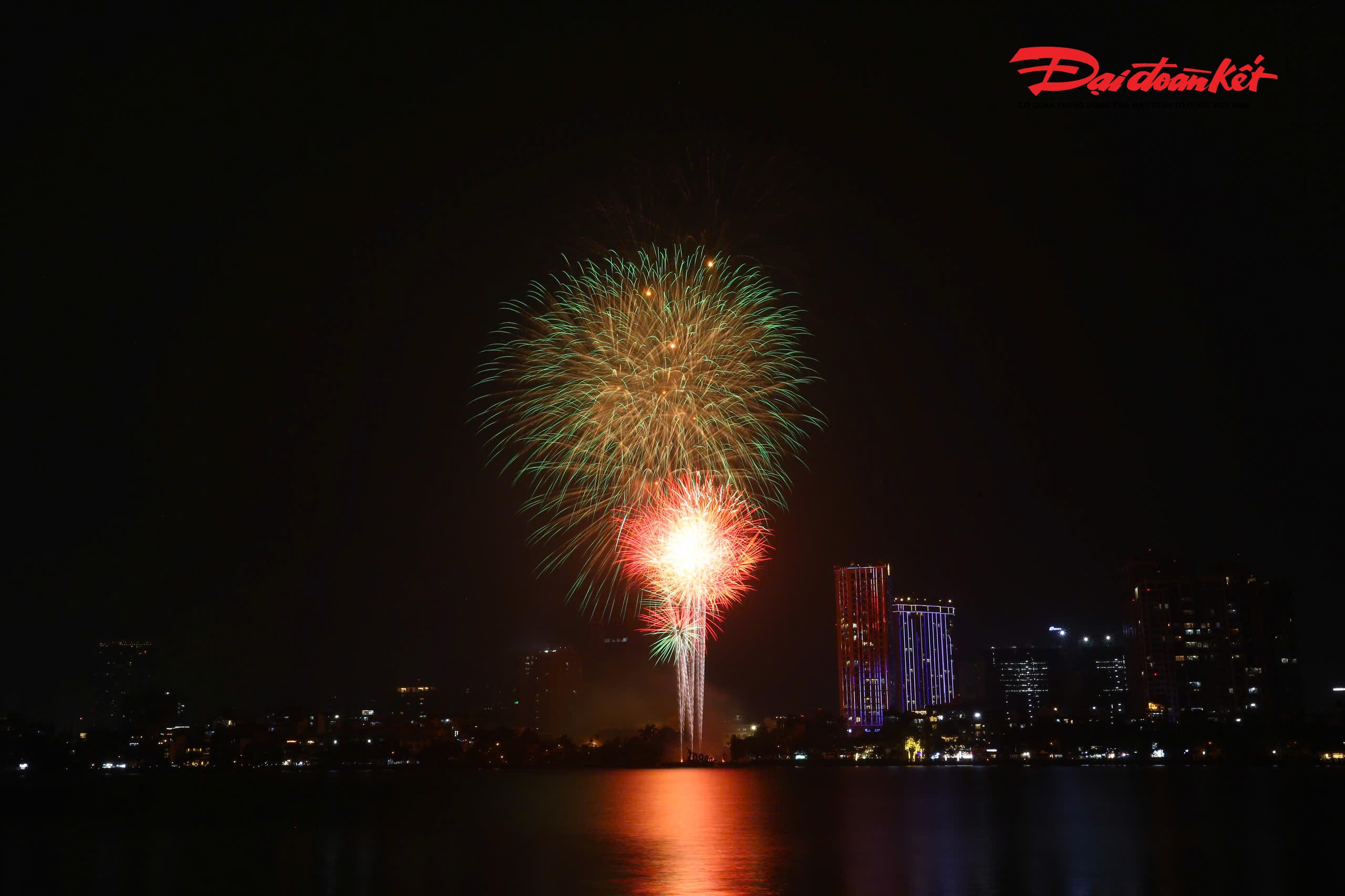 Màn bắn pháo hoa kéo dài khoảng 15 phút với nhiều hiệu ứng mới, nhịp bắn được sắp xếp hài hòa, cao trào, để lại ấn tượng mạnh với người xem. Không ít bạn trẻ tranh thủ lưu giữ những bức ảnh, đoạn video đẹp, chia sẻ khoảnh khắc năm mới trên mạng xã hội.