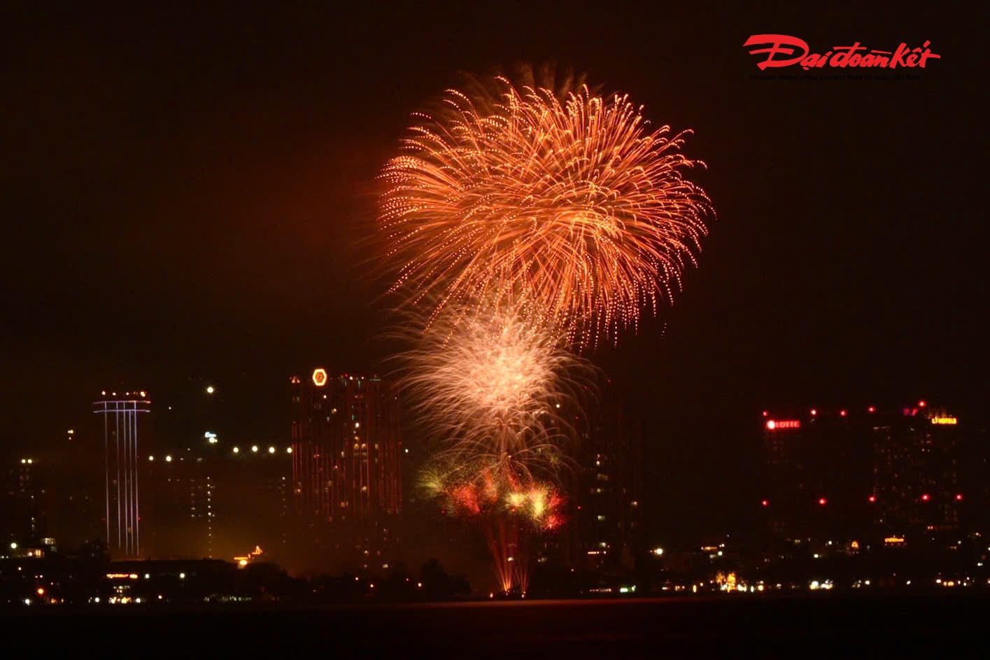 Từ điểm bắn, những chùm pháo&nbsp; vút lên cao, xé toạc màn đêm bằng tiếng nổ giòn vang, rồi bung nở thành muôn vàn đóa hoa ánh sáng.&nbsp;