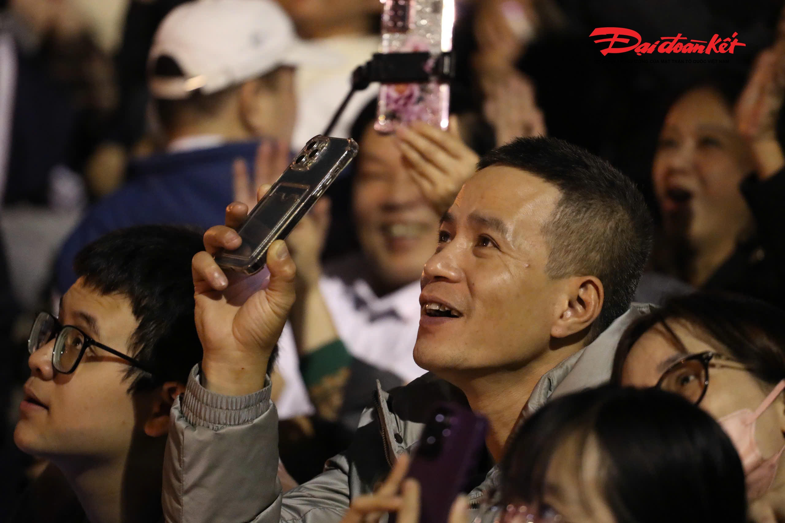 Anh Nguyễn Văn Quân (phường Thanh Xuân) chia sẻ: “Năm nào gia đình tôi cũng cố gắng ra hồ Gươm xem pháo hoa. Không khí ở đây rất đặc biệt, vừa đông vui, vừa thiêng liêng. Nhìn pháo hoa rực sáng, tôi cảm thấy như mọi lo toan của năm cũ được bỏ lại phía sau để bắt đầu một năm mới nhiều hy vọng hơn".