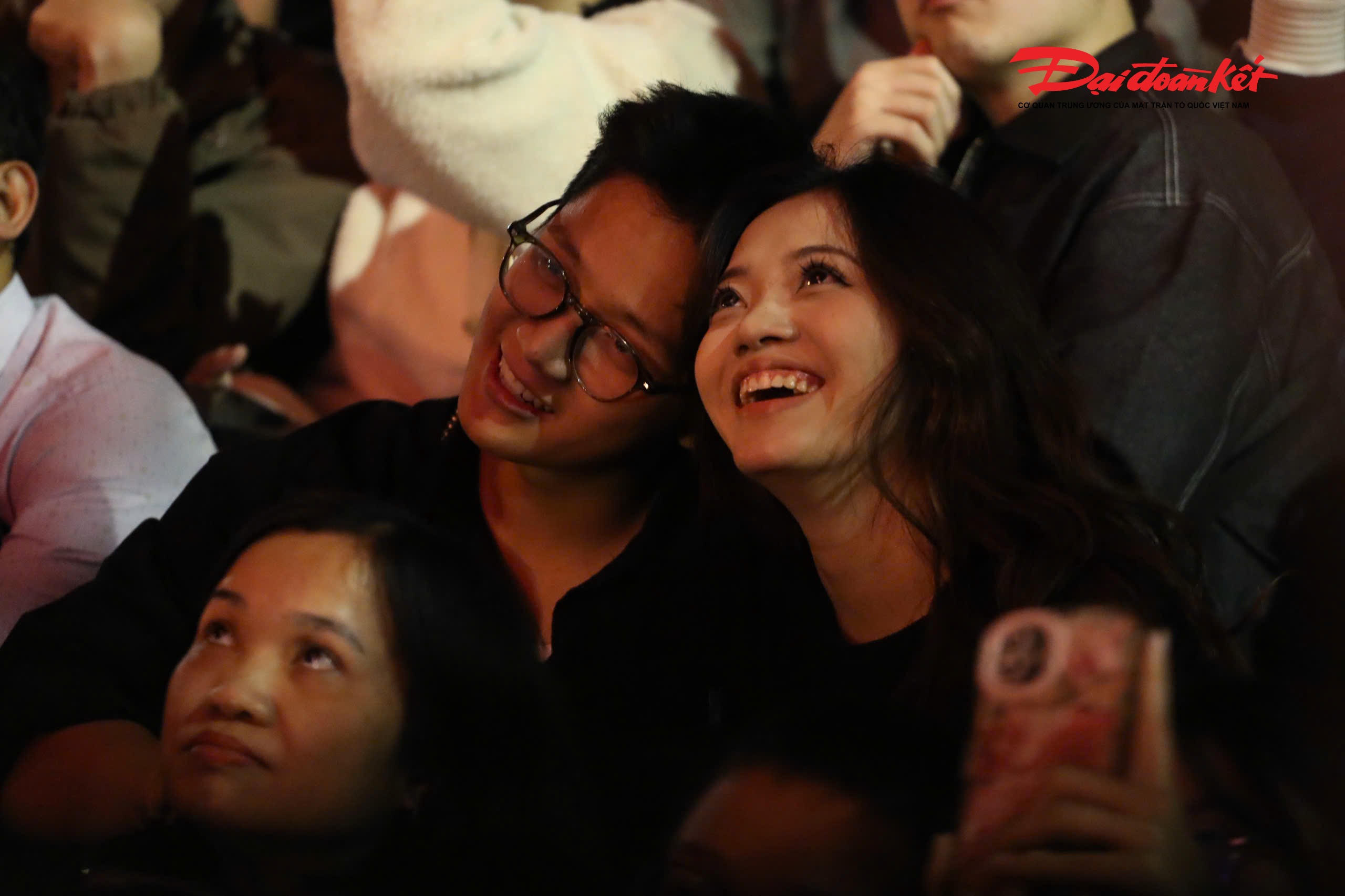 Hình ảnh các cặp đôi xem bắn pháo hoa tại hồ Gươm.