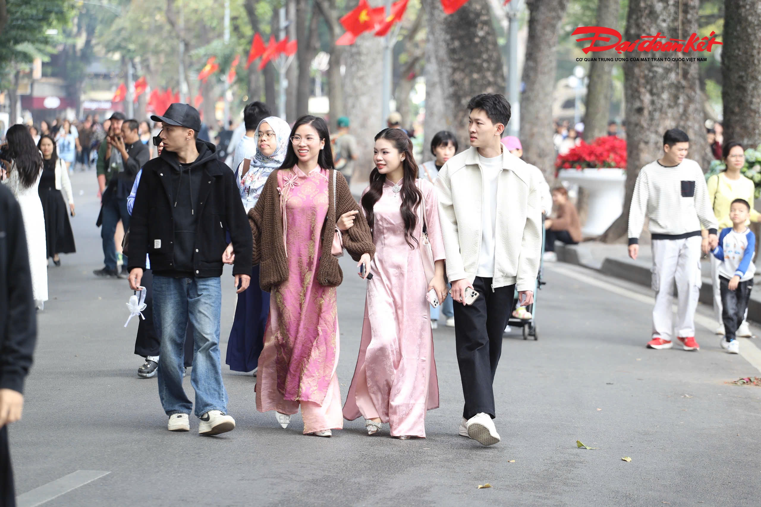Nhiều bạn trẻ cho biết, việc lựa chọn áo dài để du xuân, chụp ảnh đầu năm đã trở thành thói quen trong những năm gần đây, như một cách lưu giữ nét đẹp văn hóa và gửi gắm mong ước về một năm mới bình an, may mắn.