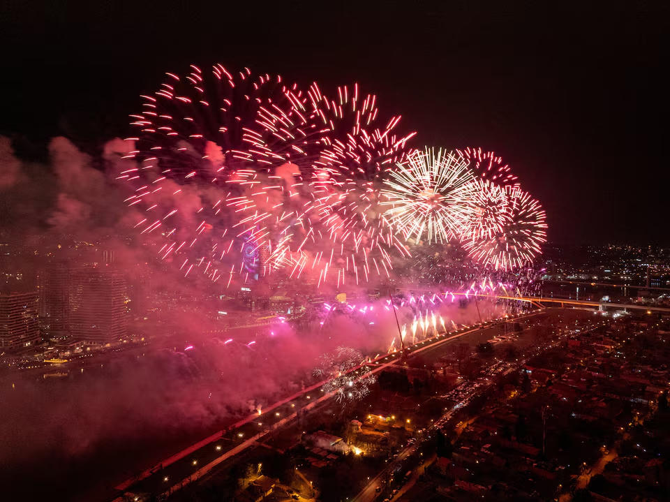 Pháo hoa nổ rực rỡ trên dự án Belgrade Waterfront và sông Sava trong lễ đón năm mới ở Belgrade, Serbia. Nguồn: Reuters.