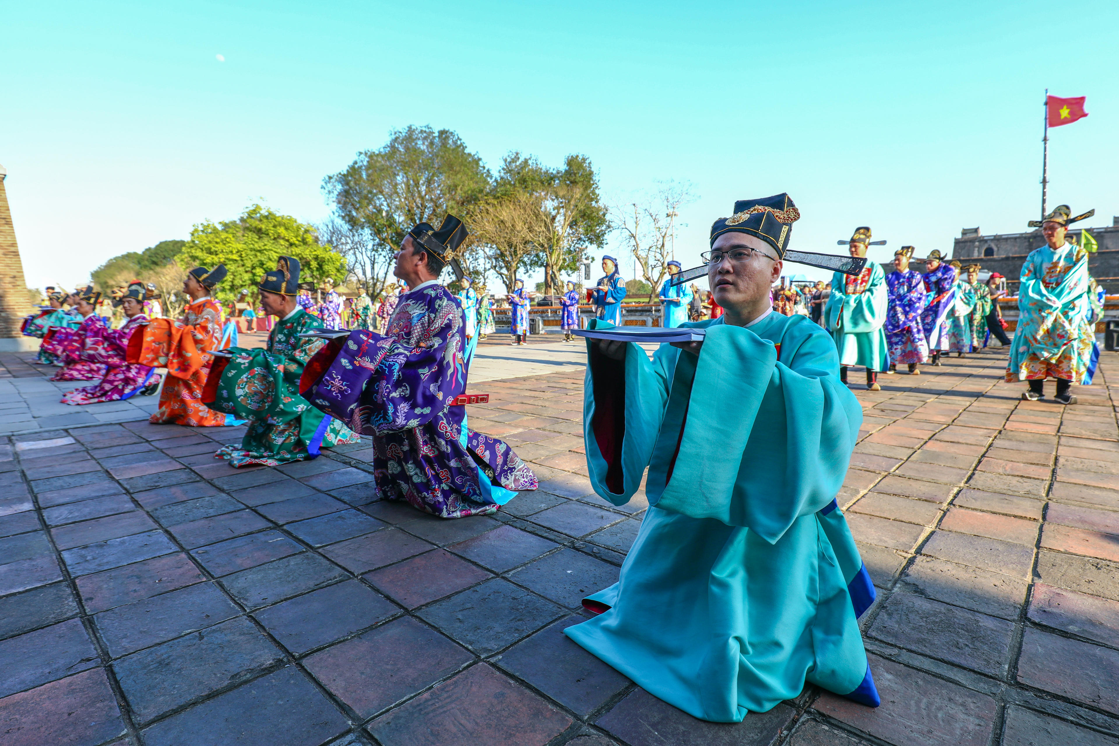 Lịch được tiến vào Hoàng Cung để cho Hoàng gia dùng; lịch được phát cho các quan ở Kinh Thành, ở các địa phương và phân phát lại trong dân chúng sử dụng. Ảnh: P.K.