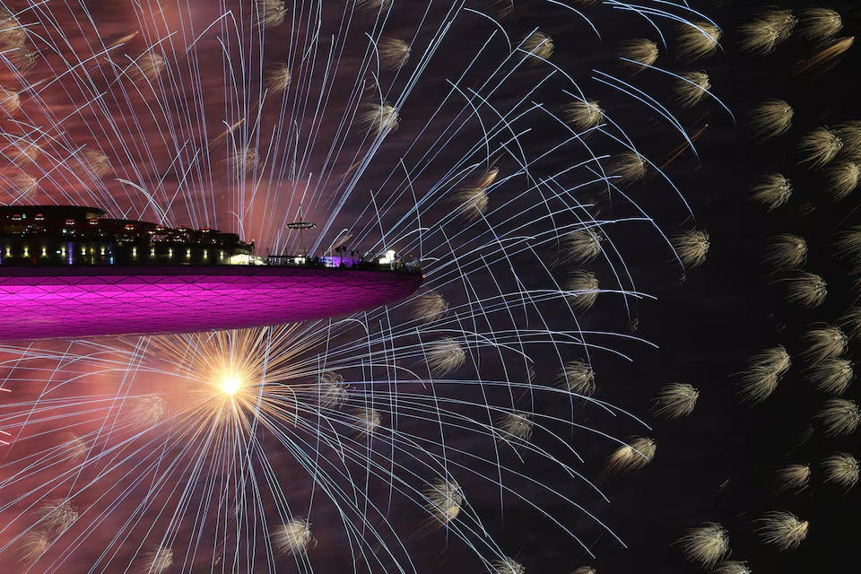 Mọi người xem pháo hoa mừng năm mới từ khách sạn Marina Bay Sands ở Singapore. Nguồn: Reuters.