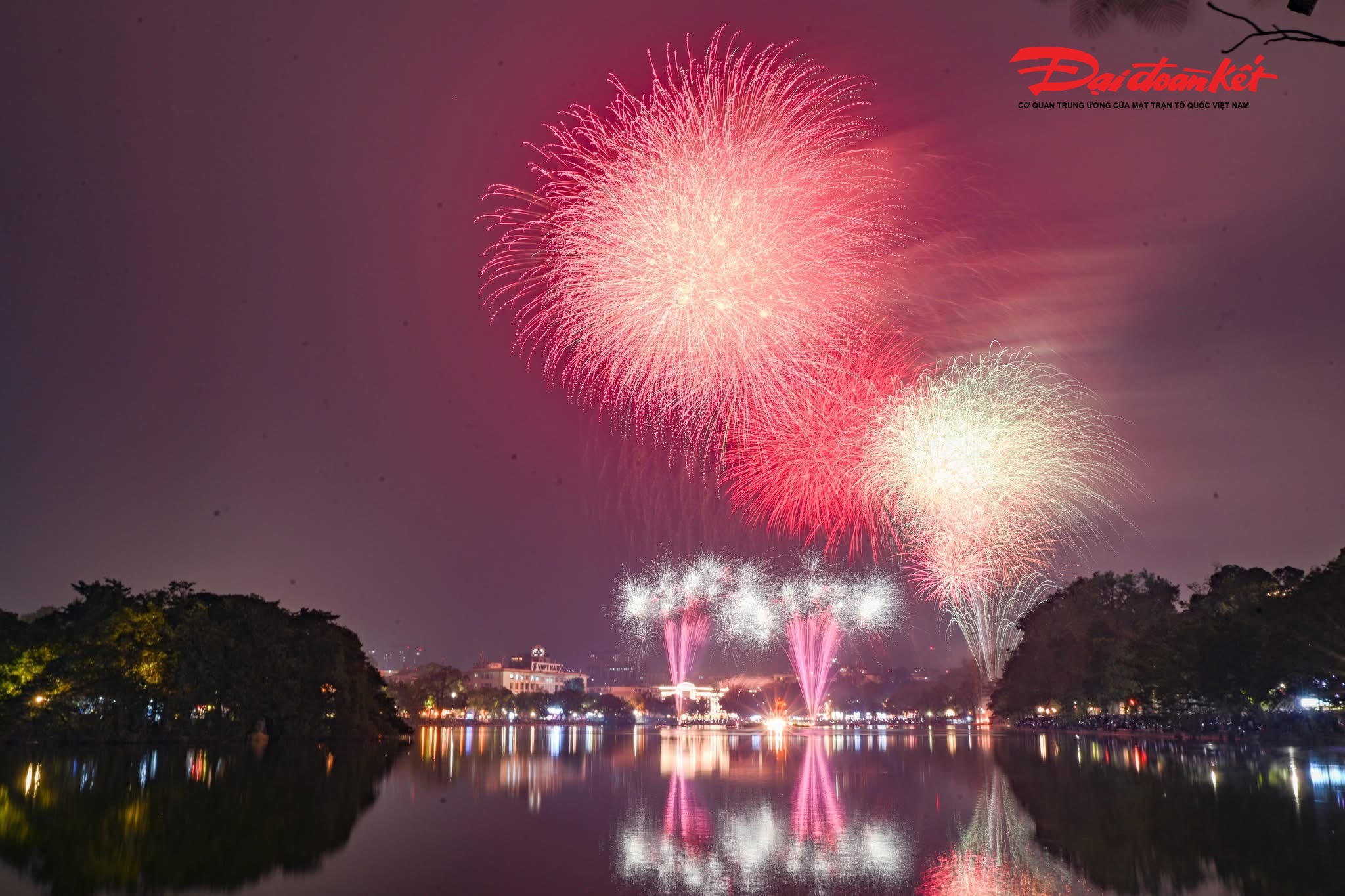 Đúng 23h45, khi những chùm pháo hoa đầu tiên bung nở trên bầu trời, cả không gian hồ Gươm như vỡ òa trong tiếng reo hò, tiếng vỗ tay không ngớt.