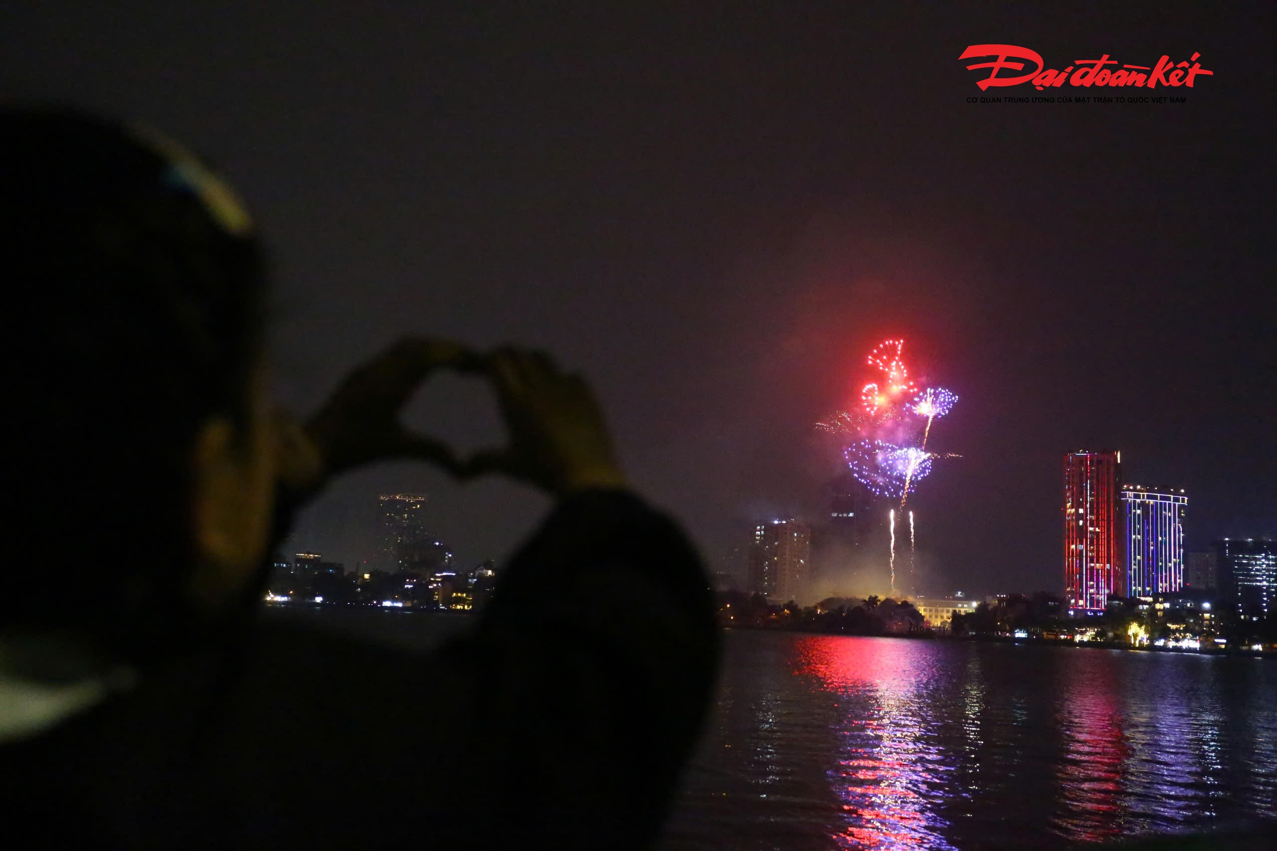 Ánh sáng pháo hoa phản chiếu xuống mặt nước mênh mang, hòa cùng tiếng reo vui, tiếng vỗ tay của người xem, làm nên một đêm hội ánh sáng đầy cảm xúc.