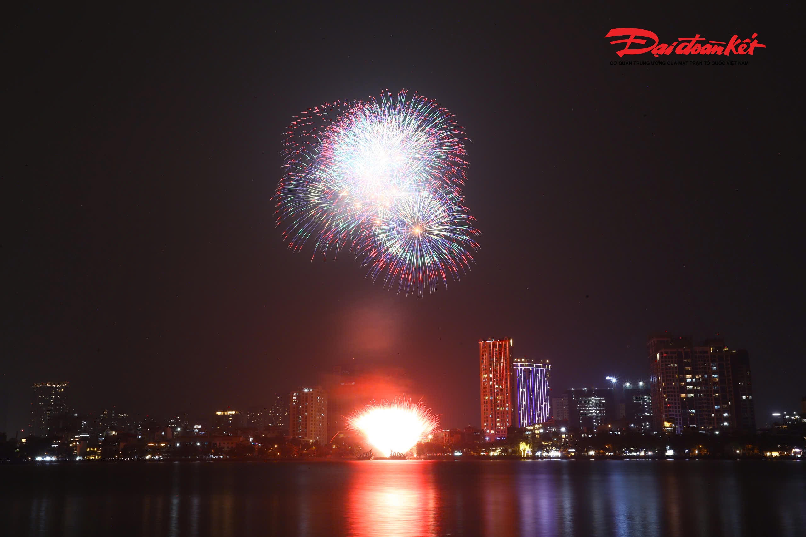 Màn pháo hoa rực rỡ không chỉ mang đến khoảnh khắc chào đón năm mới 2026 đáng nhớ mà còn góp phần tạo điểm nhấn văn hóa, du lịch cho Thủ đô Hà Nội trong dịp đầu năm.