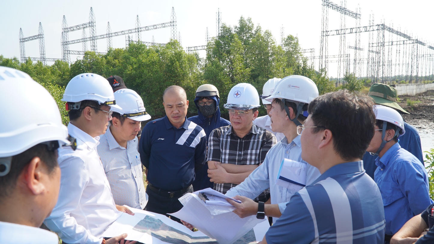 Lãnh đạo EVNSPC luôn sát sao, tháo gỡ kịp thời các khó khăn cho từng dự án. Trong ảnh: Chủ tịch HĐTV EVNSPC Lê Văn Trang (áo carô) nghe báo cáo tiến độ thi công các dự án trên địa bàn tỉnh Cà Mau