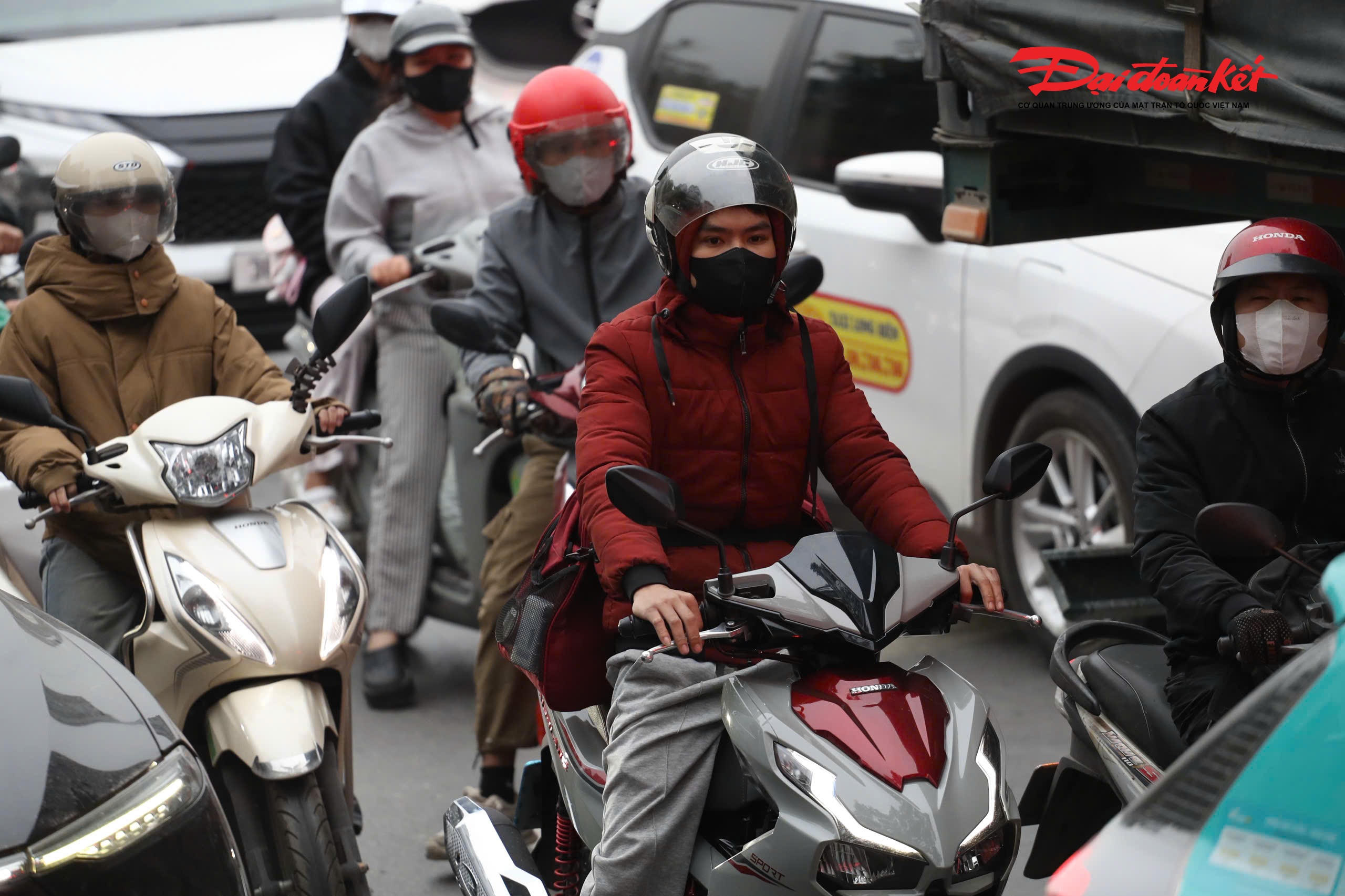 Phòng Cảnh sát giao thông Hà Nội dự báo trong ngày cuối cùng của kỳ nghỉ Tết Dương lịch, lưu lượng người và phương tiện đổ về Thủ đô sẽ tiếp tục tăng cao. Người dân được khuyến cáo chủ động sắp xếp thời gian di chuyển hợp lý, tuân thủ luật giao thông, không phóng nhanh, vượt ẩu để bảo đảm an toàn cho bản thân và cộng đồng.. 