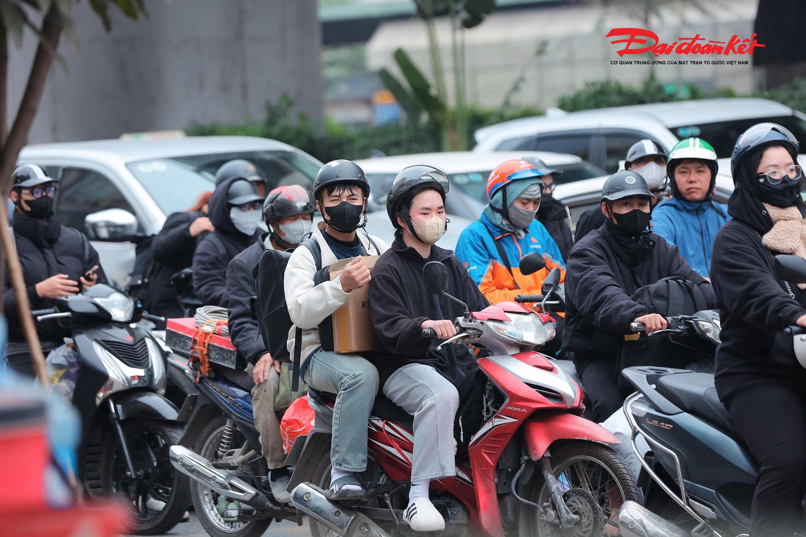 Người dân cùng đồ đạc quay trở lại Hà Nội.