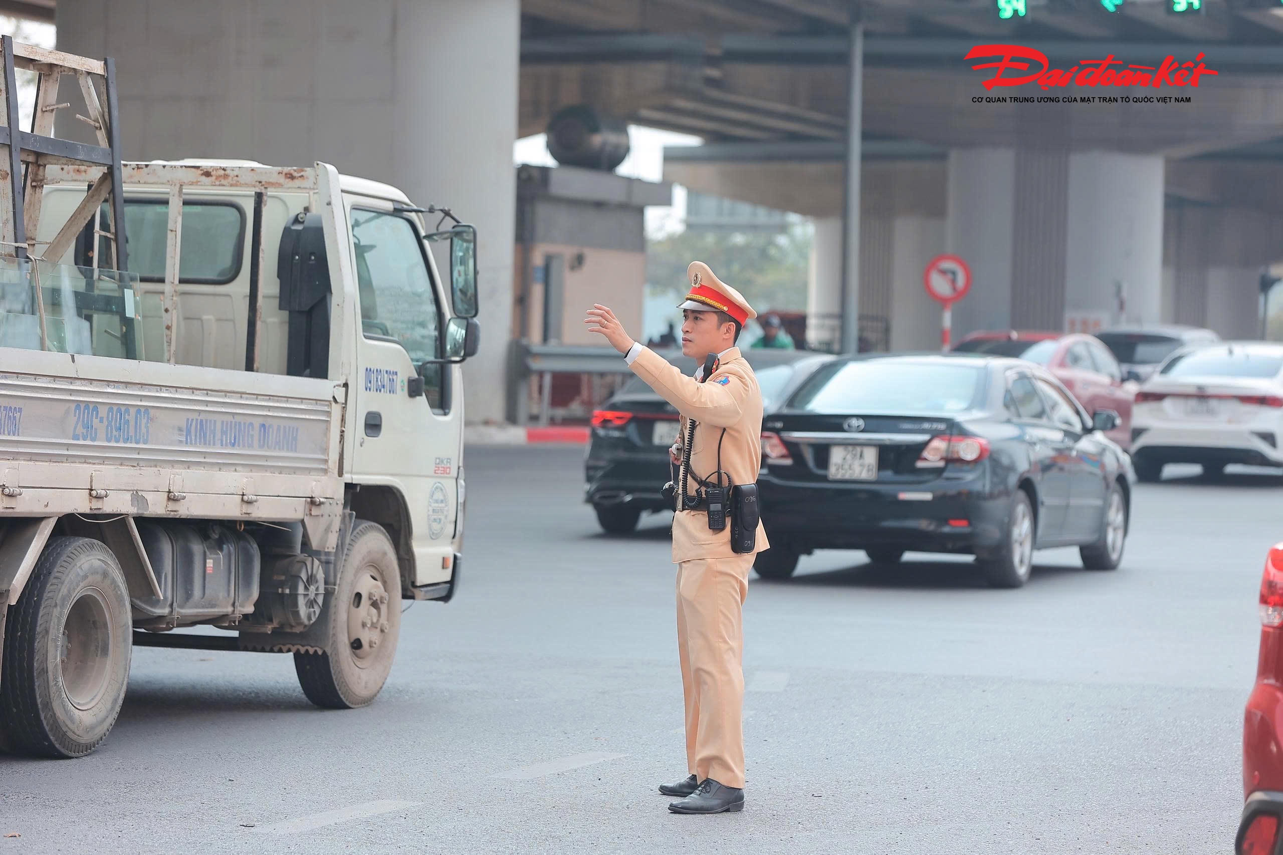 Lực lượng Cảnh sát giao thông được bố trí túc trực tại các nút giao trọng điểm, điều tiết kịp thời khi lưu lượng phương tiện tăng cao cục bộ vào một số khung giờ. Công tác phân luồng, hướng dẫn giao thông được triển khai đồng bộ, góp phần bảo đảm trật tự, an toàn cho người dân trong ngày cuối kỳ nghỉ.